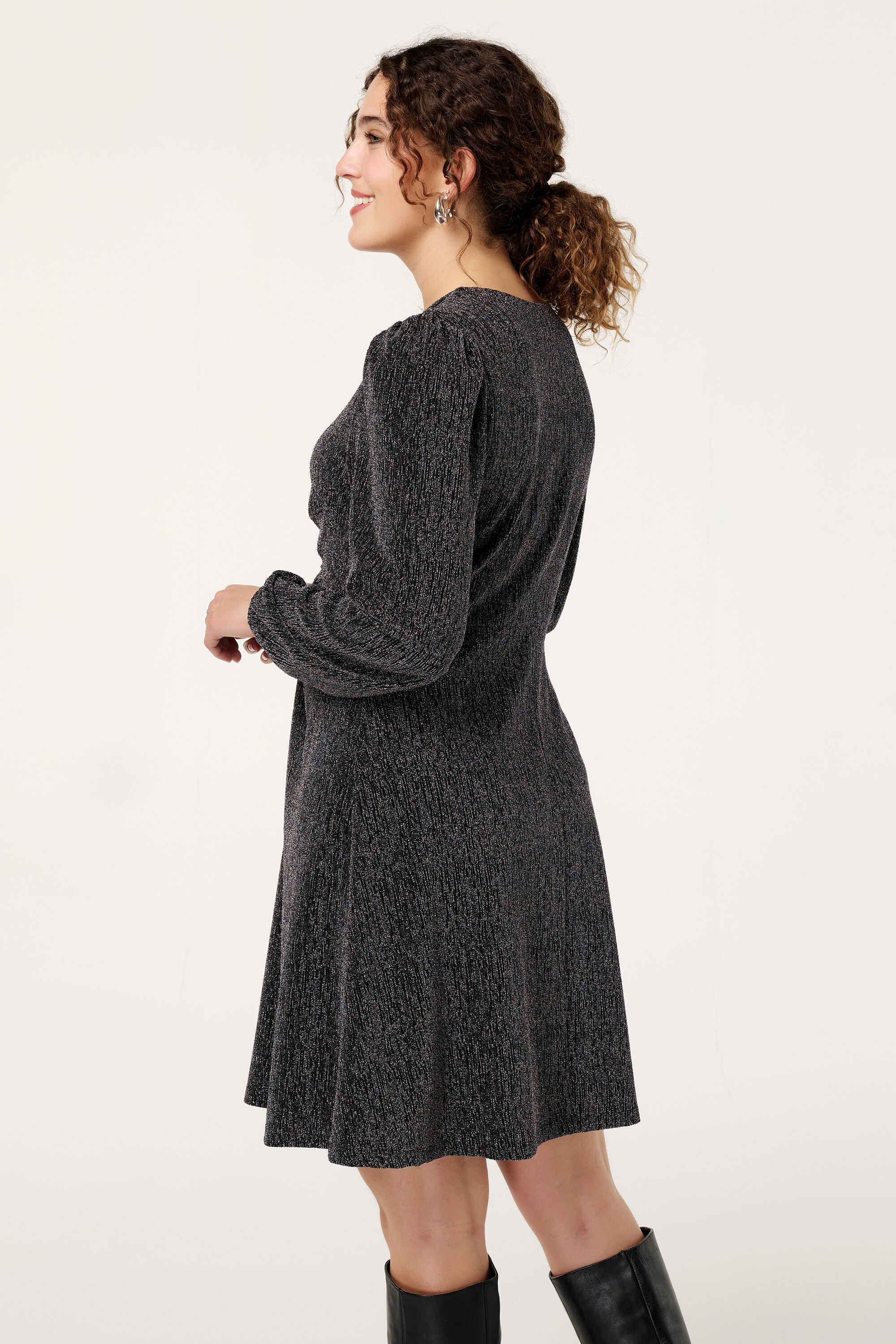 Vestido con detalle anudado image number 3