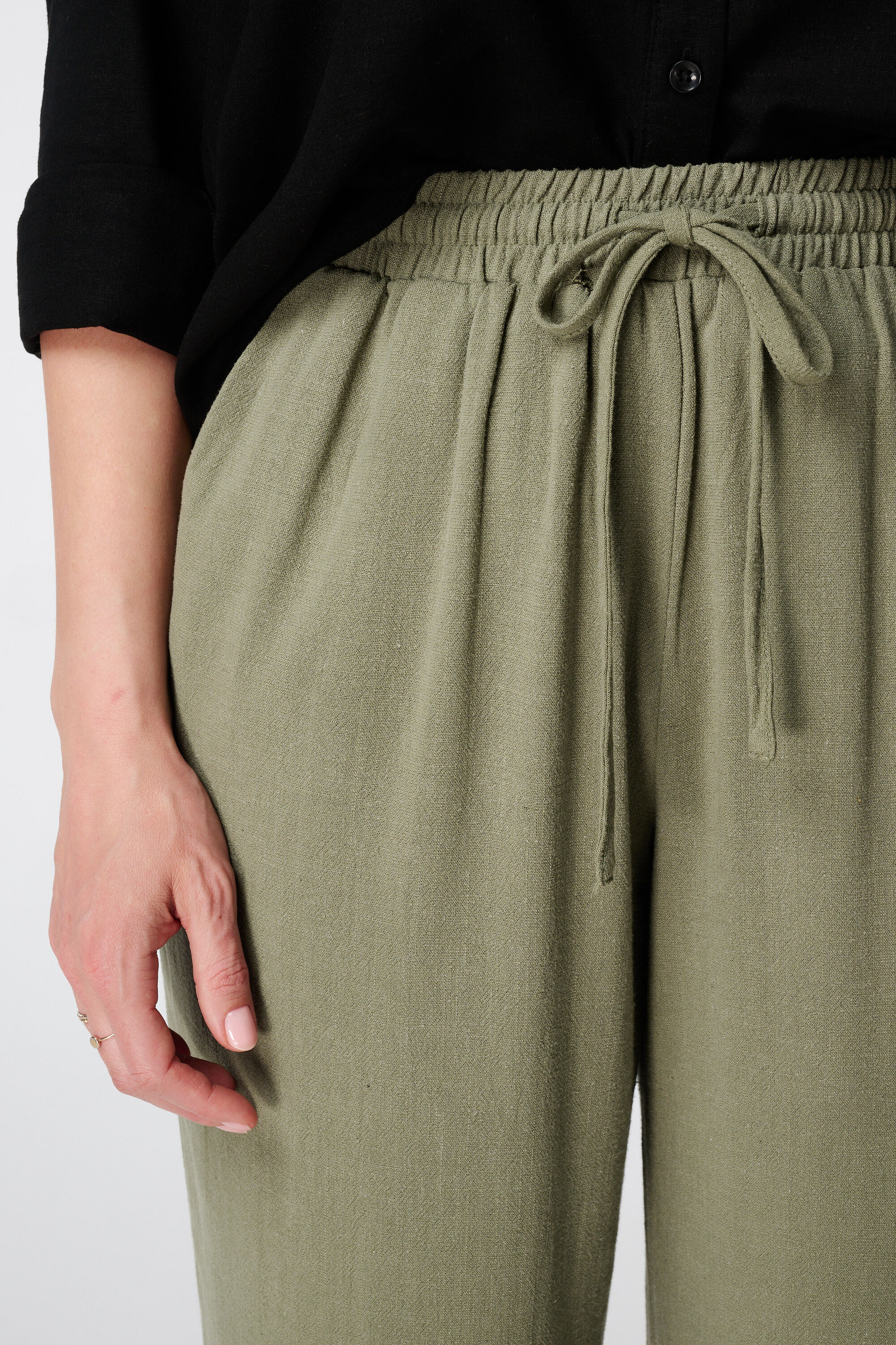 Pantalones de lino image number 4