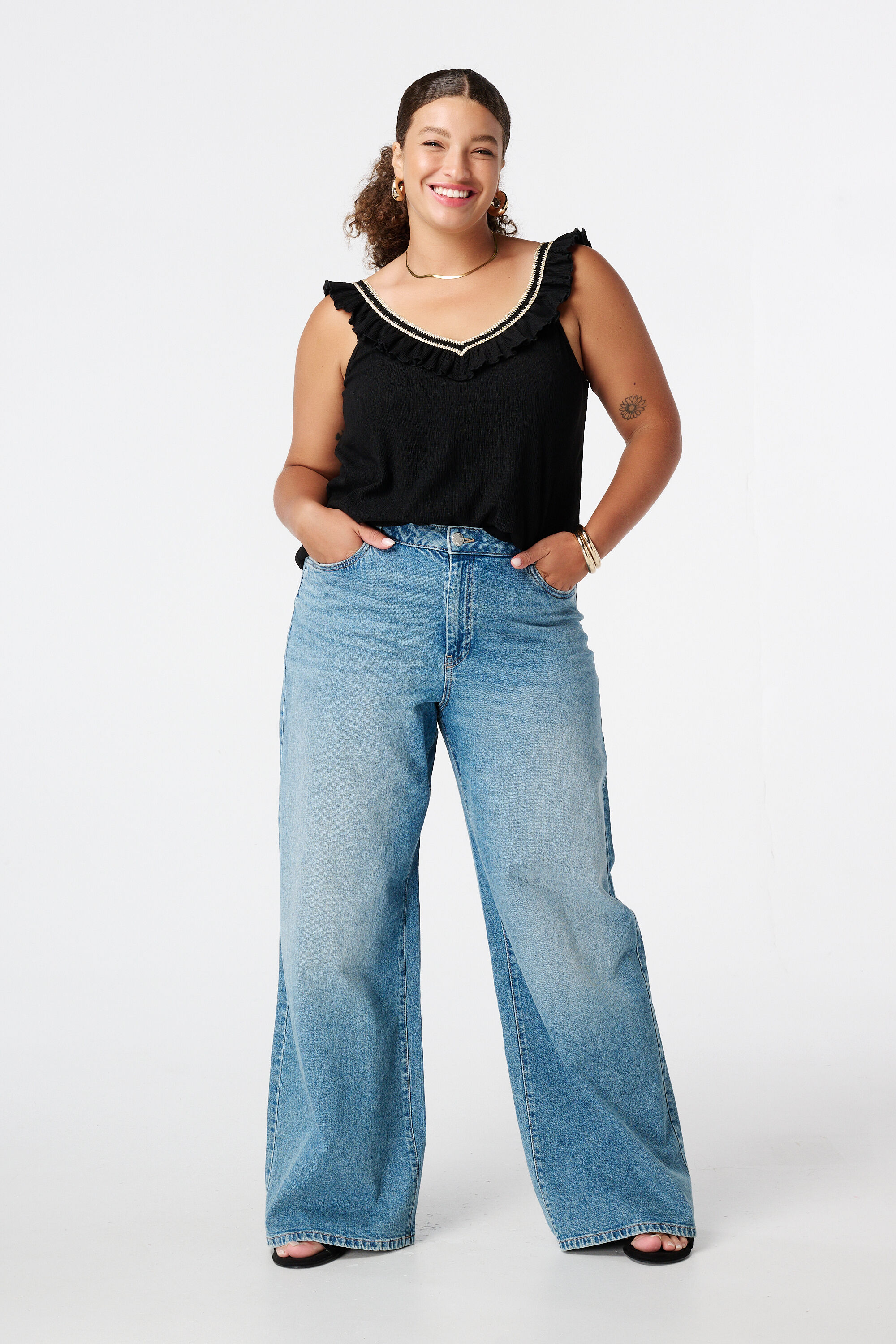 Top con volantes como detalle image number 5