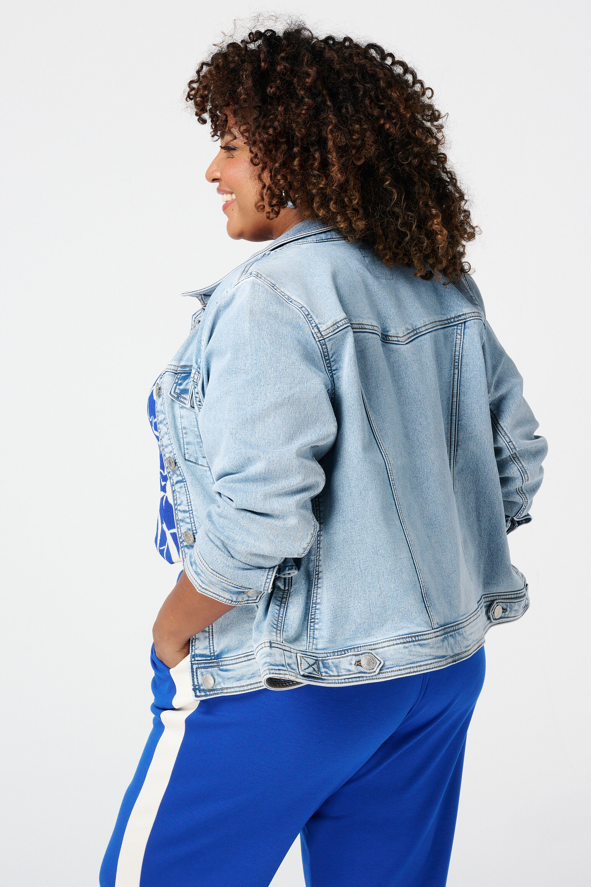 Cazadora vaquera el&aacute;stica image number 3
