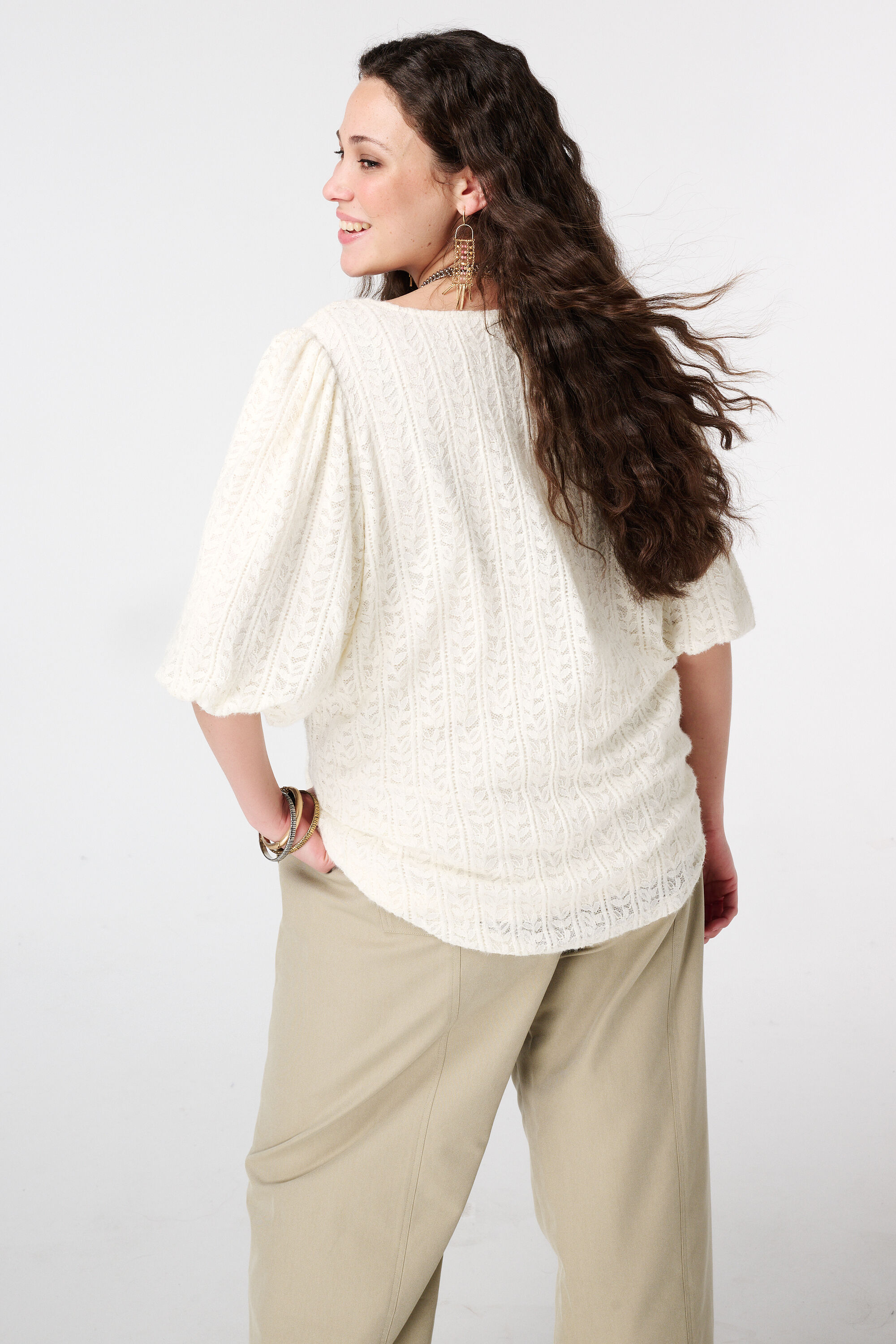 Top de encaje con mangas abullonadas image number 3