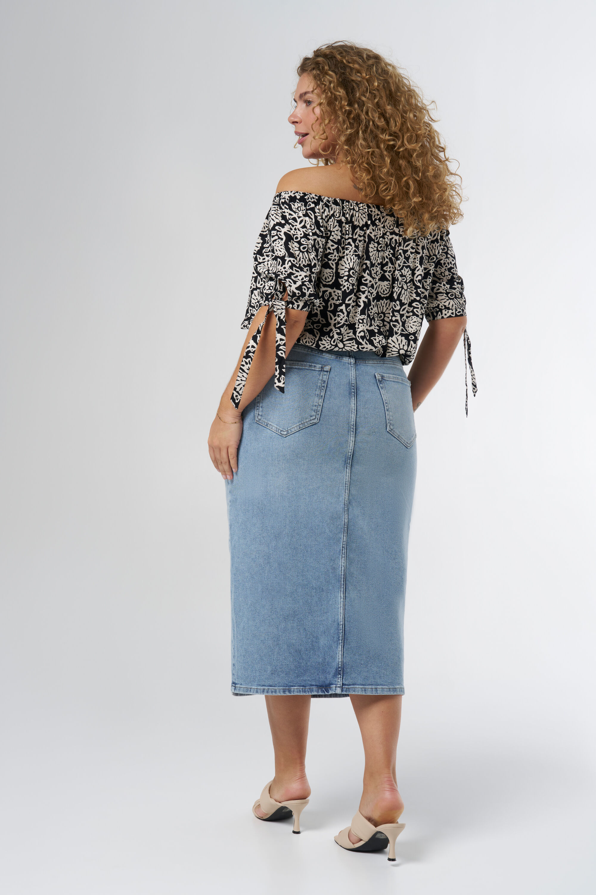Falda midi denim con abertura image number 3
