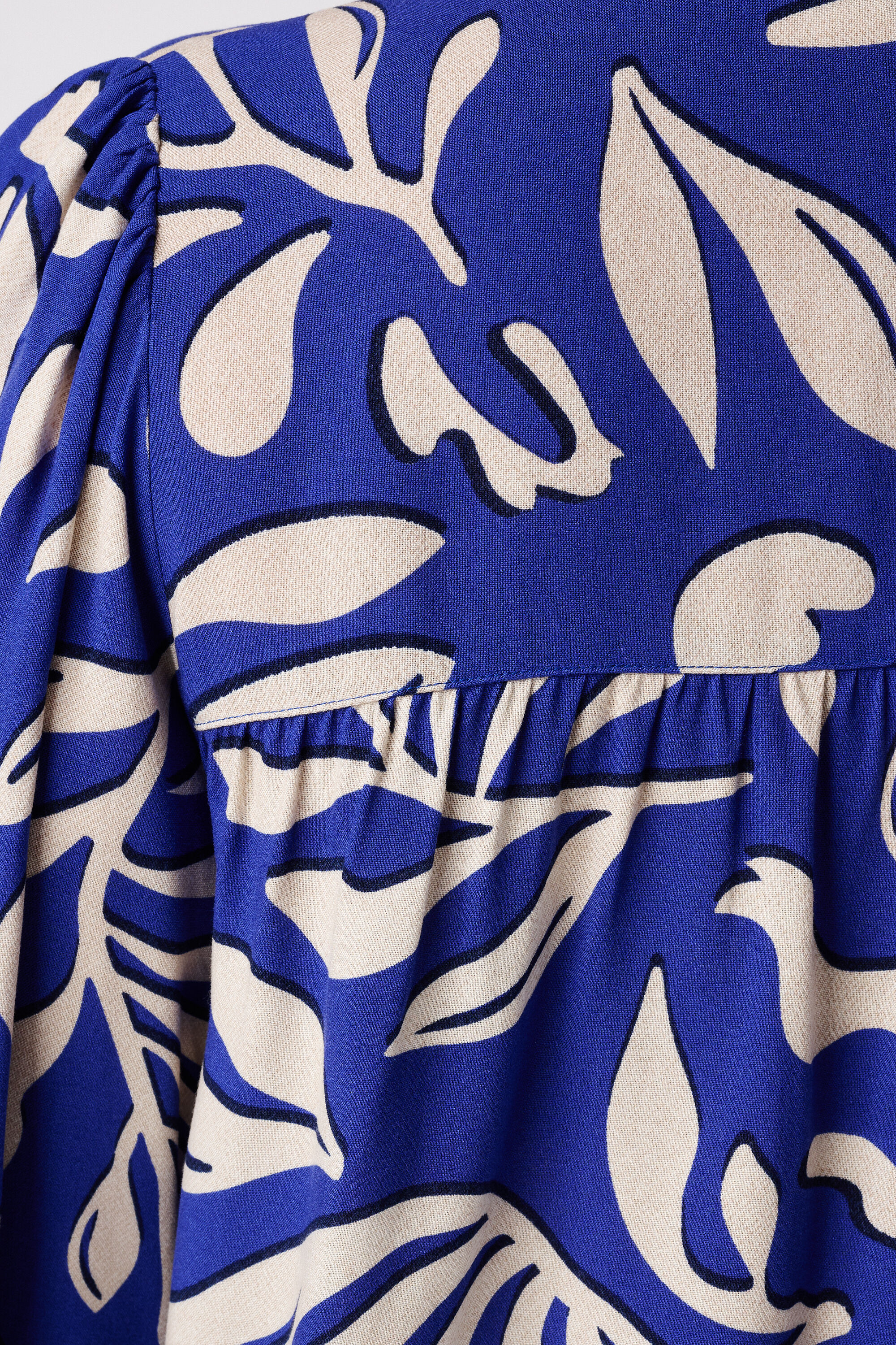 Blusa con estampado y bobinas image number 6