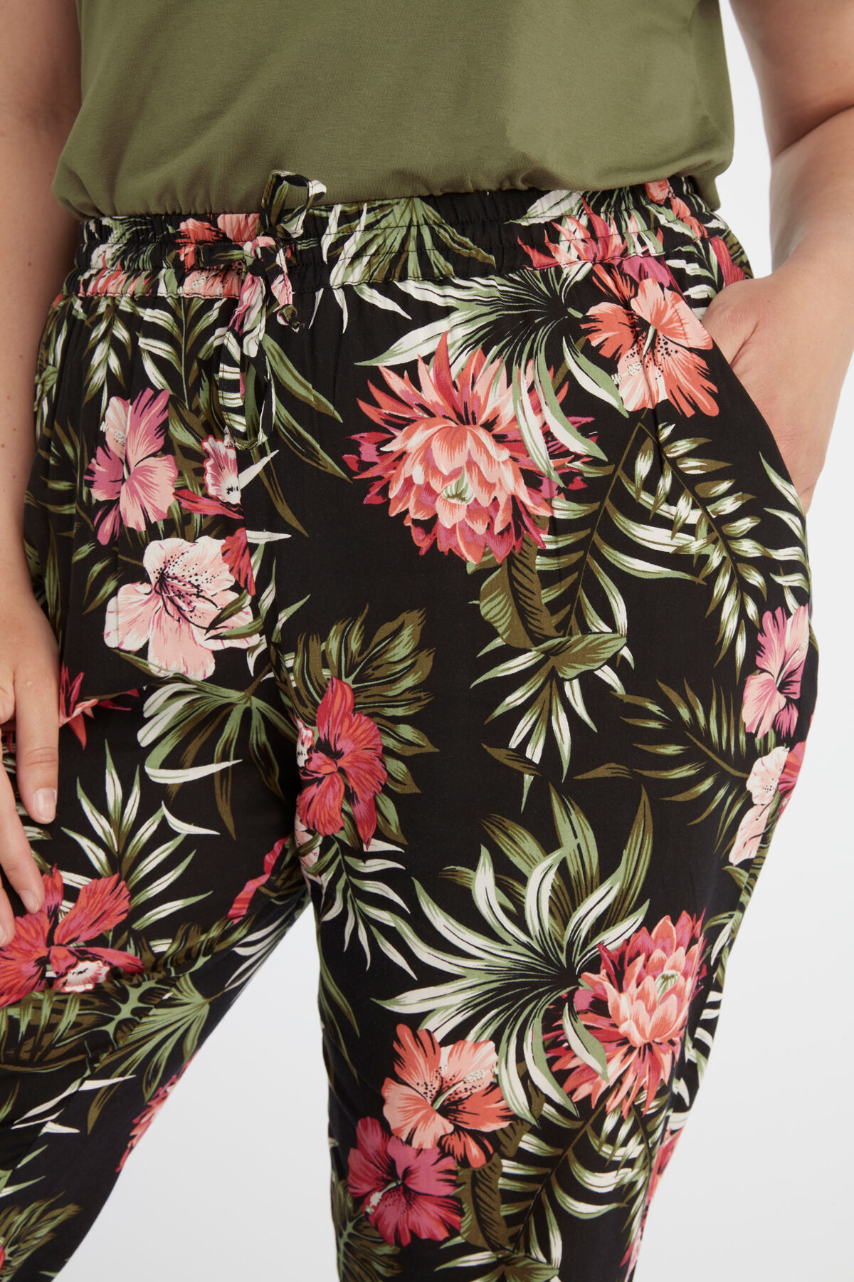 Pantalones holgados con estampado image number 5