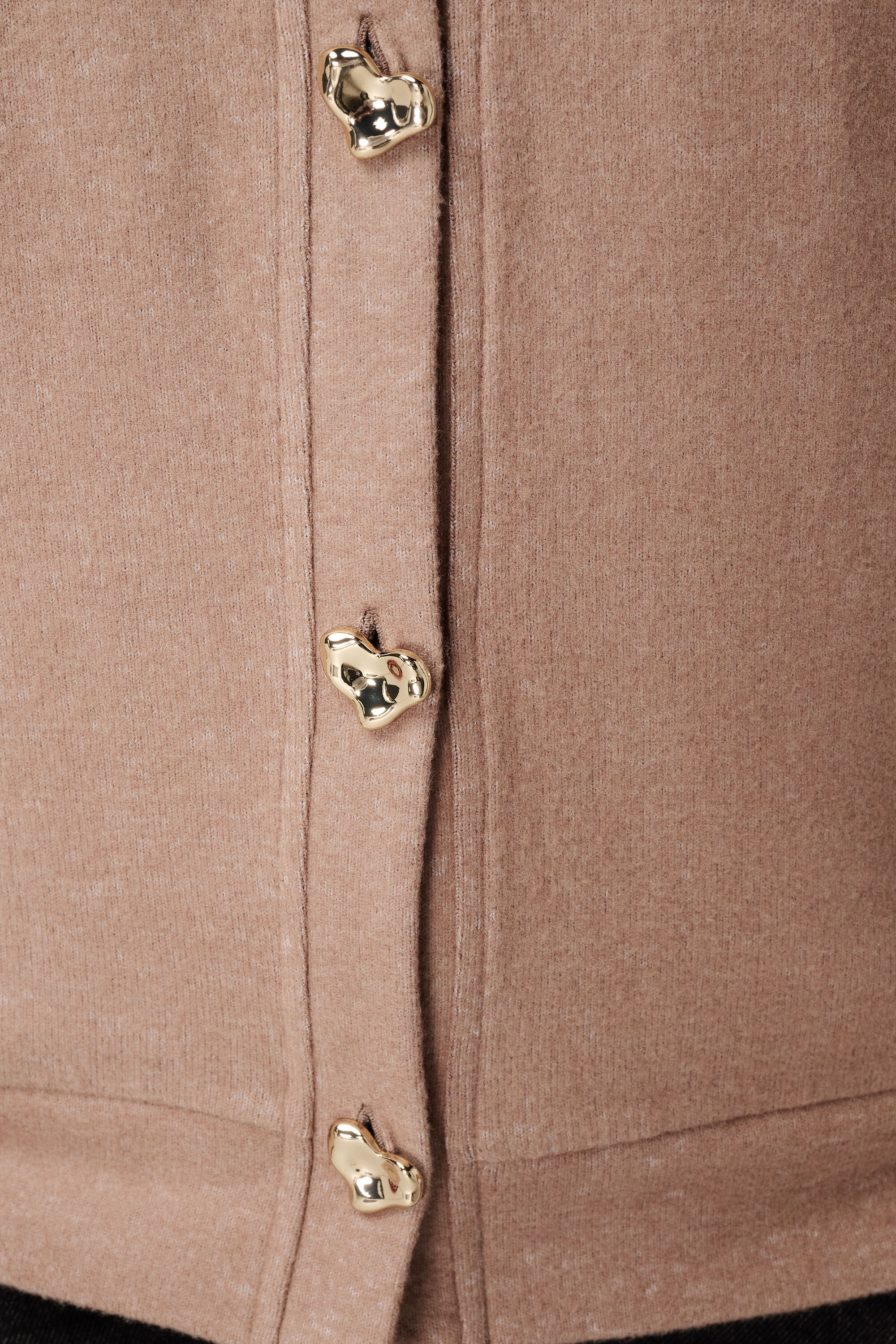 C&aacute;rdigan con botones dorados en forma de coraz&oacute;n image number 6