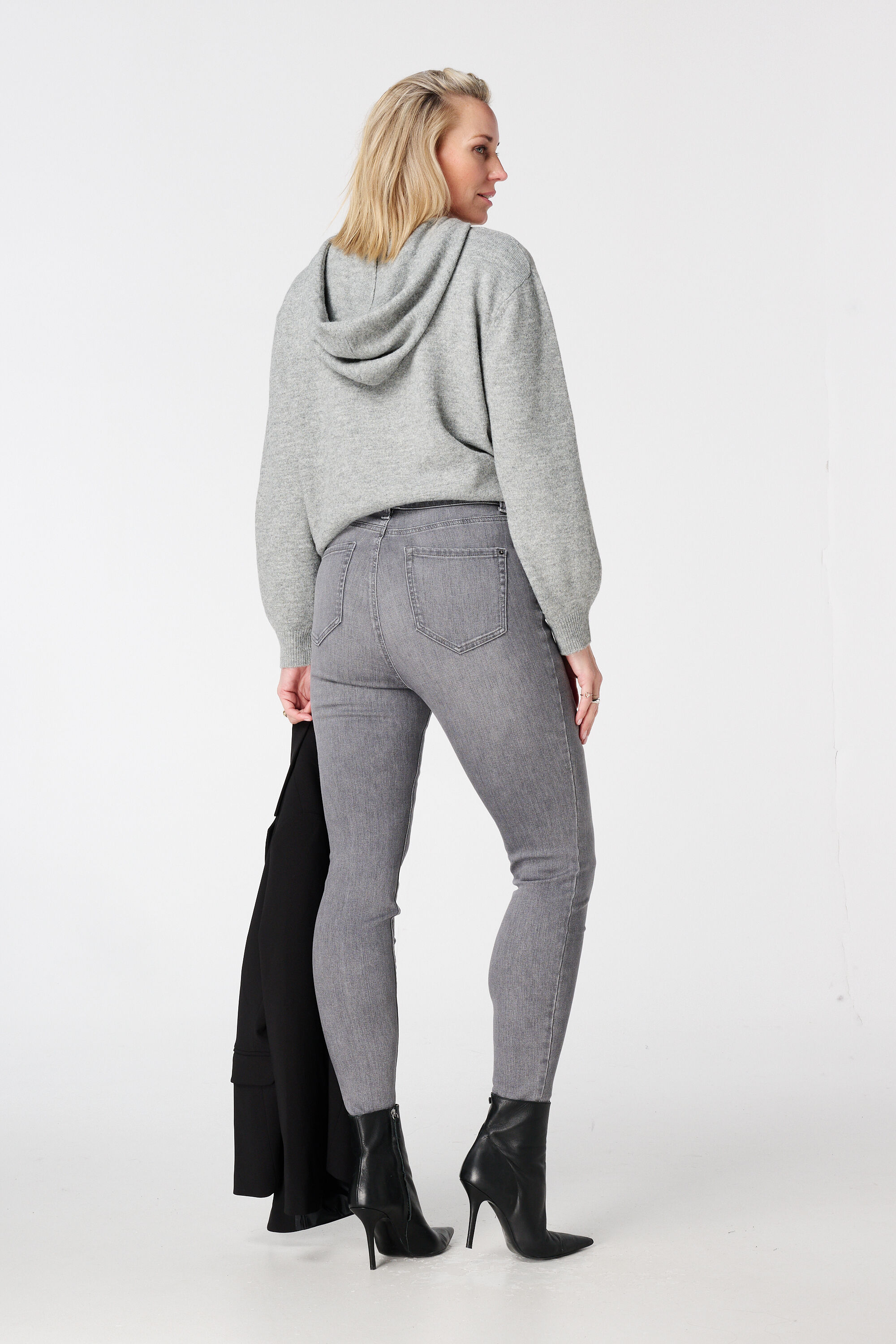 Vaqueros CHERRY de corte pitillo y talle alto image number 3