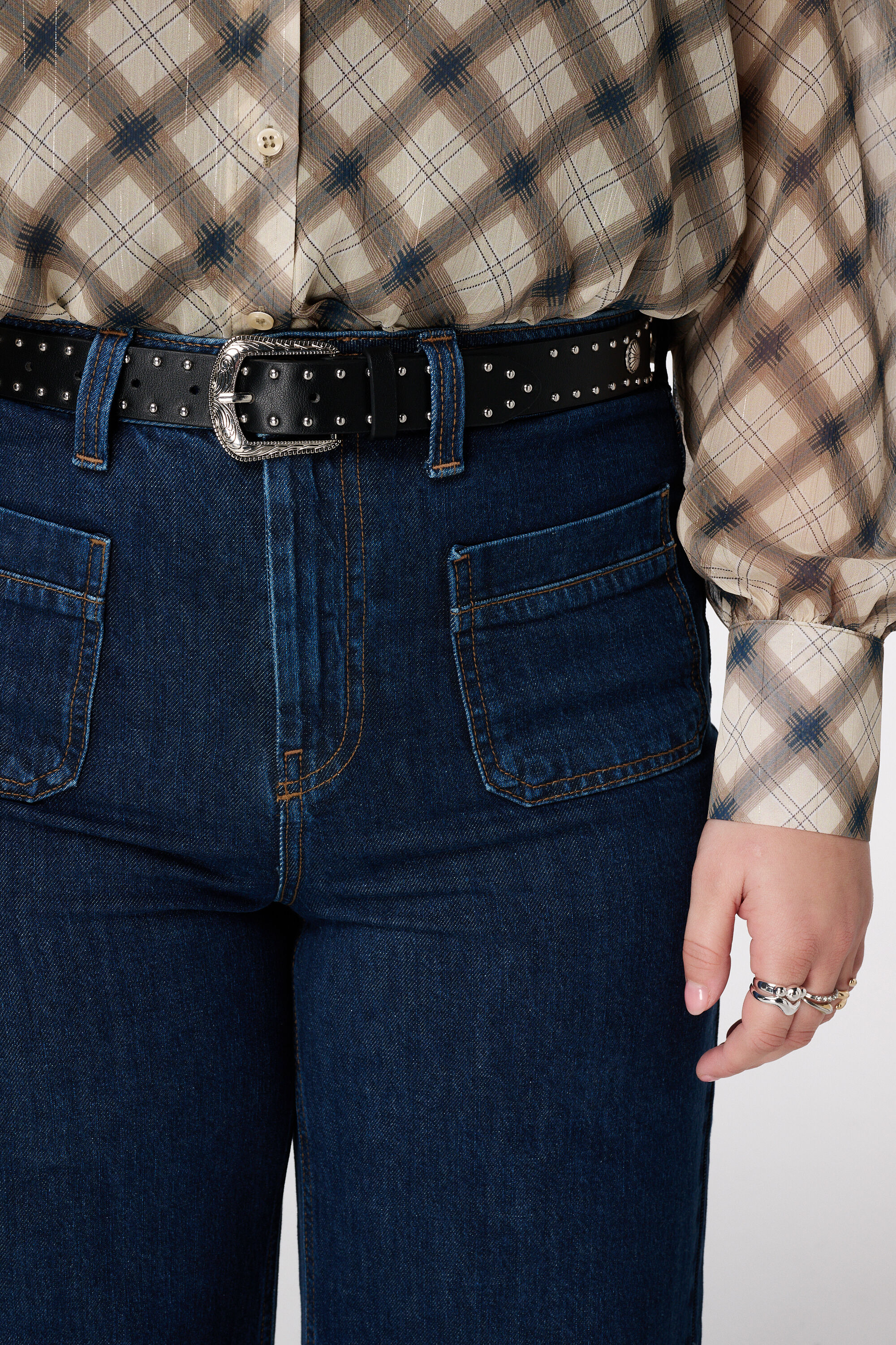 Cintur&oacute;n con tachuelas y hebilla image number 2