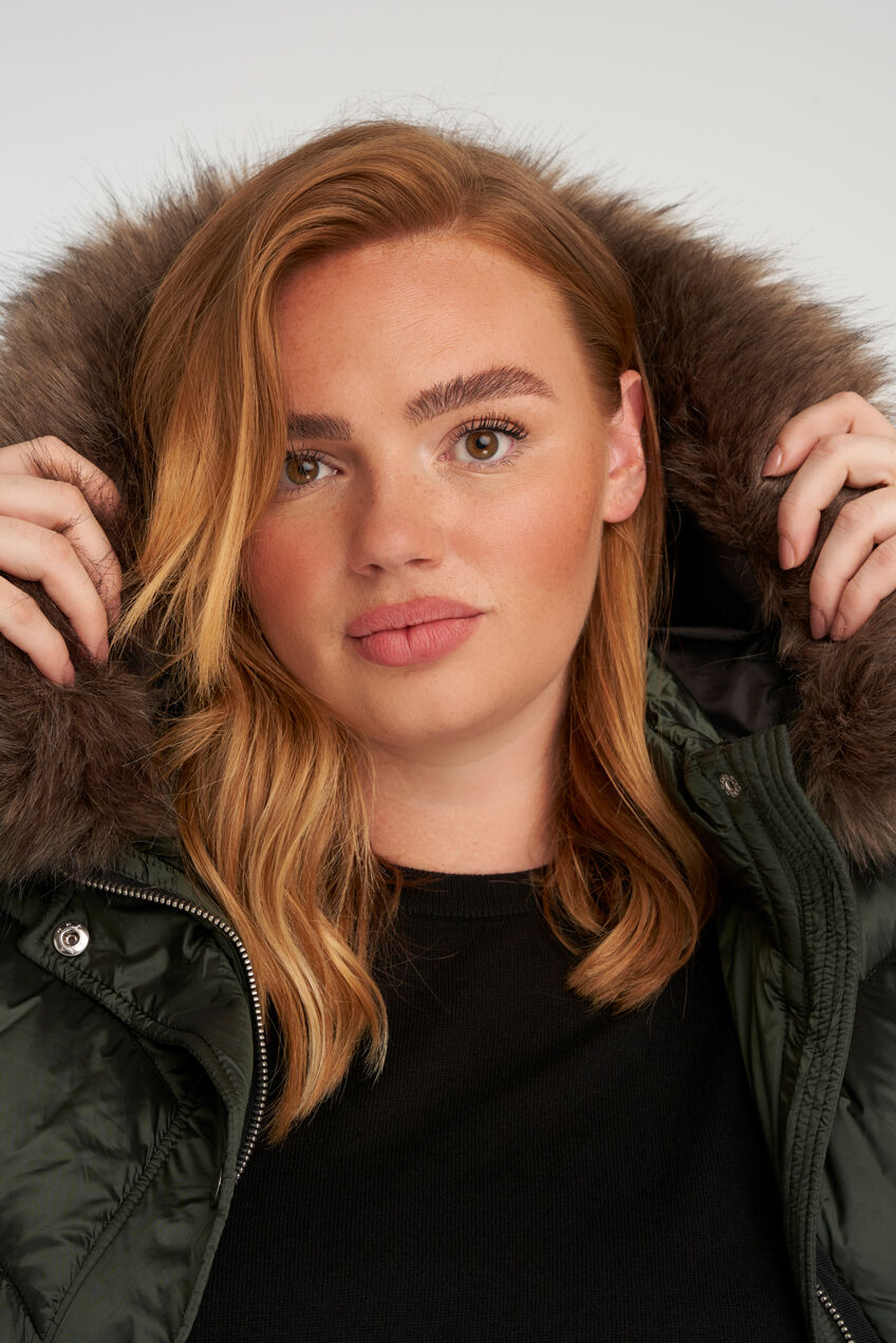 Chaqueta acolchada con capucha  image number 5