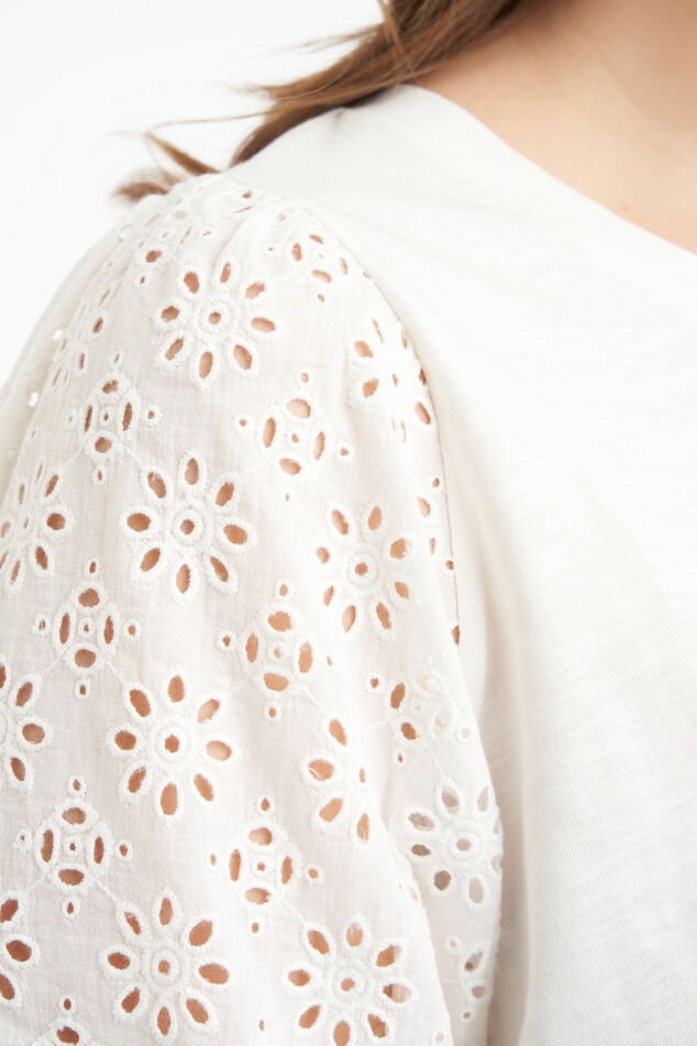 Top con bordados image number 4