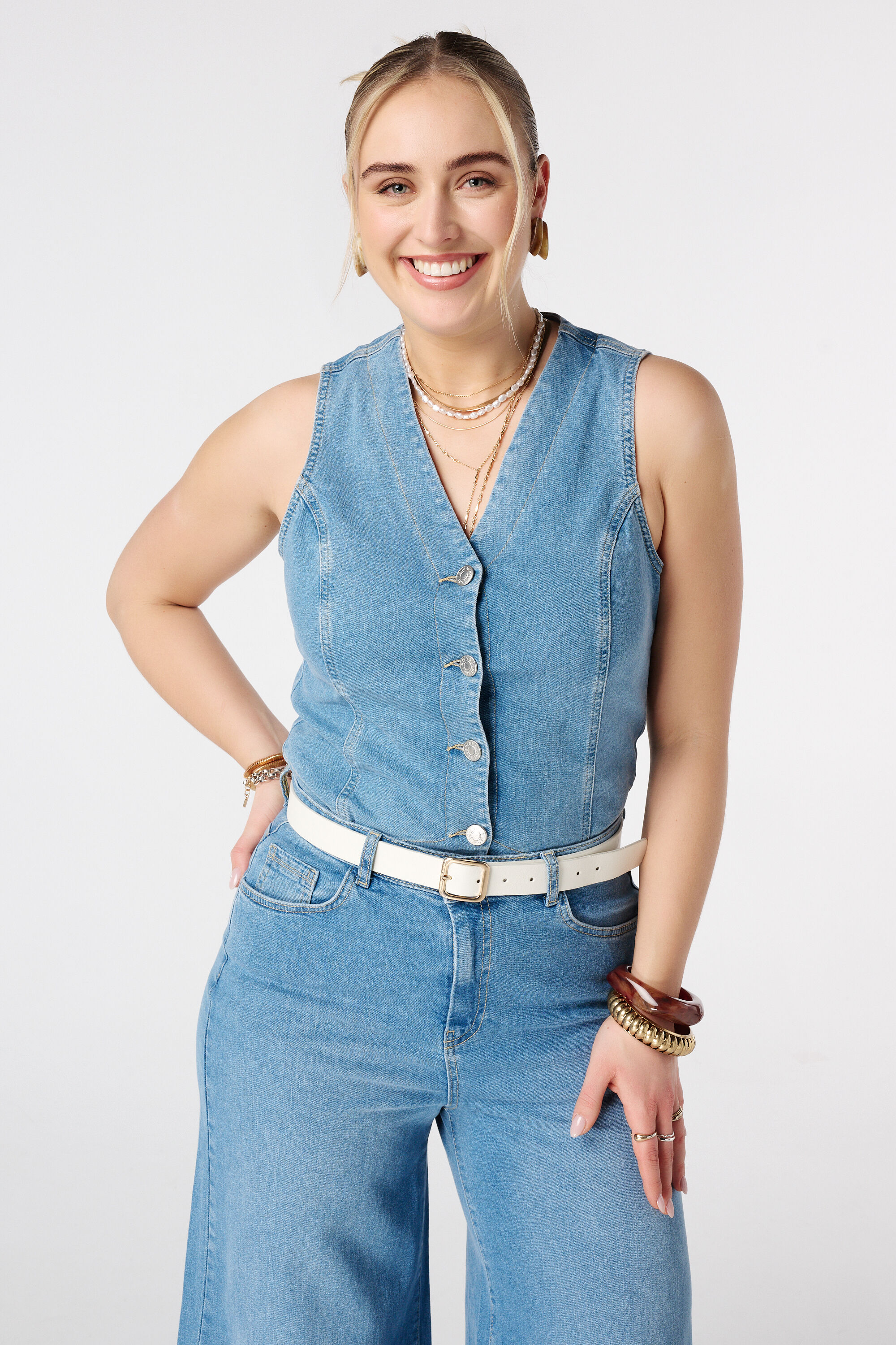 Cintur&oacute;n de imitaci&oacute;n de cuero con hebilla dorada