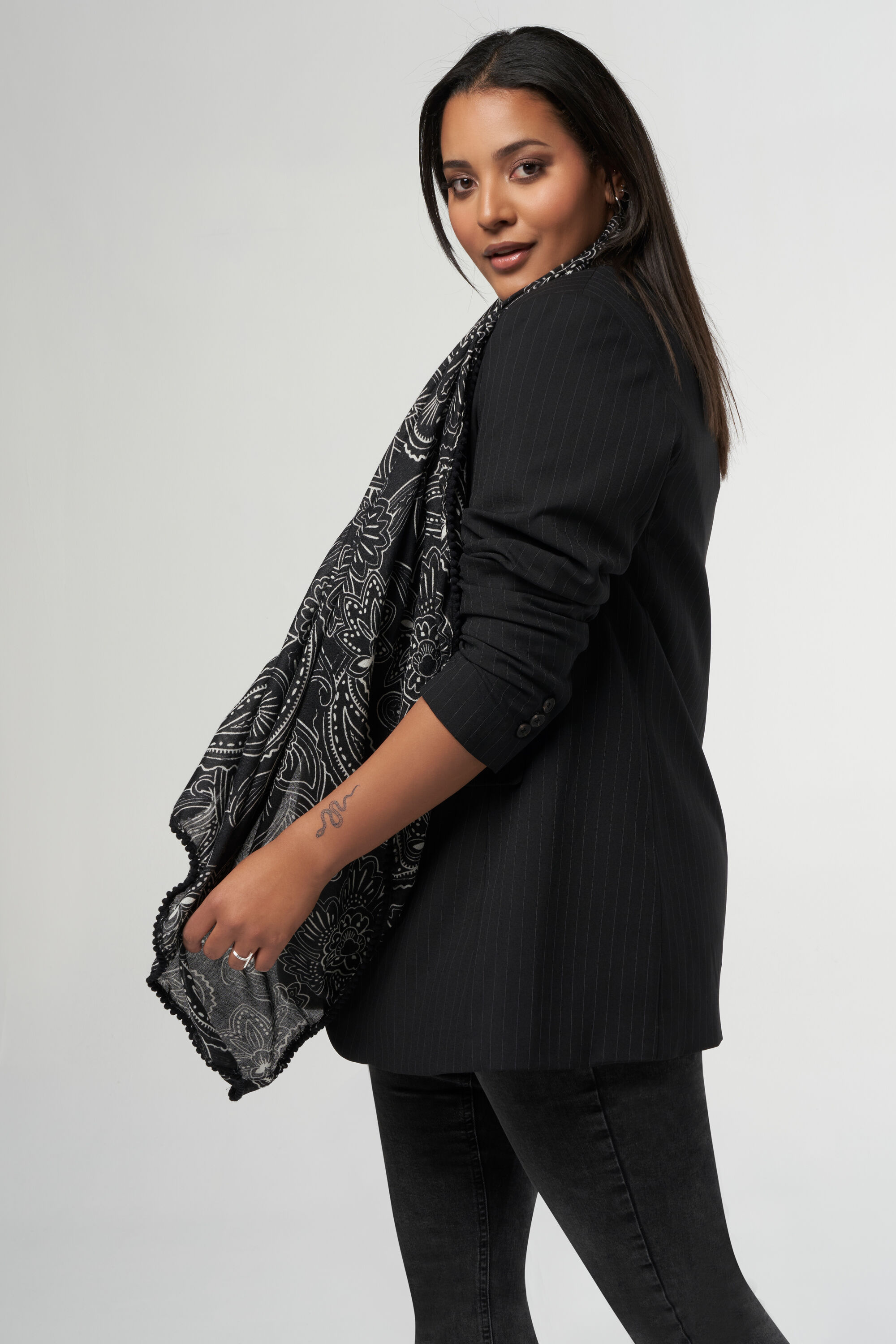 Bufanda con estampado paisley  image number 3