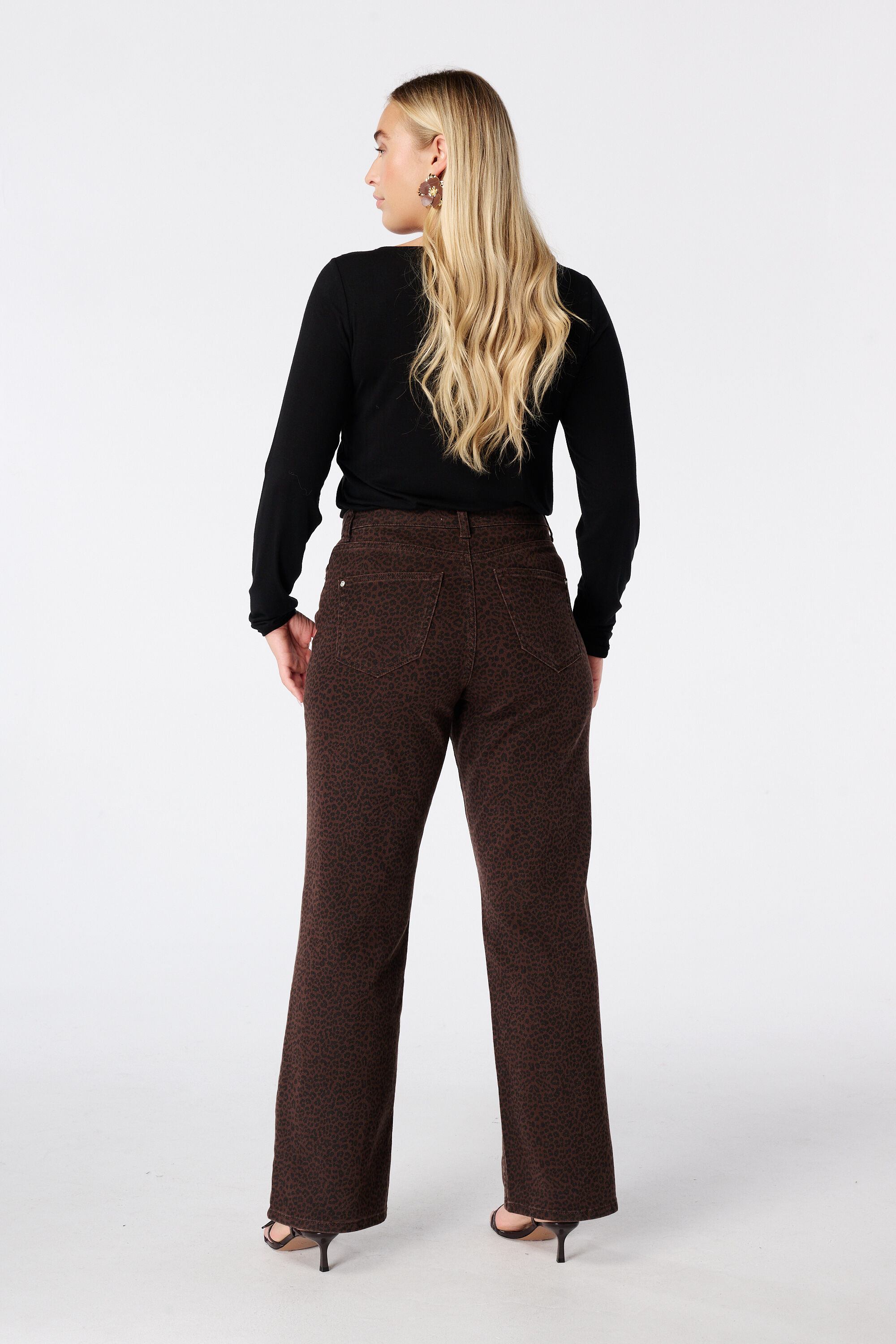 Vaqueros wide leg con estampado de leopardo image number 3