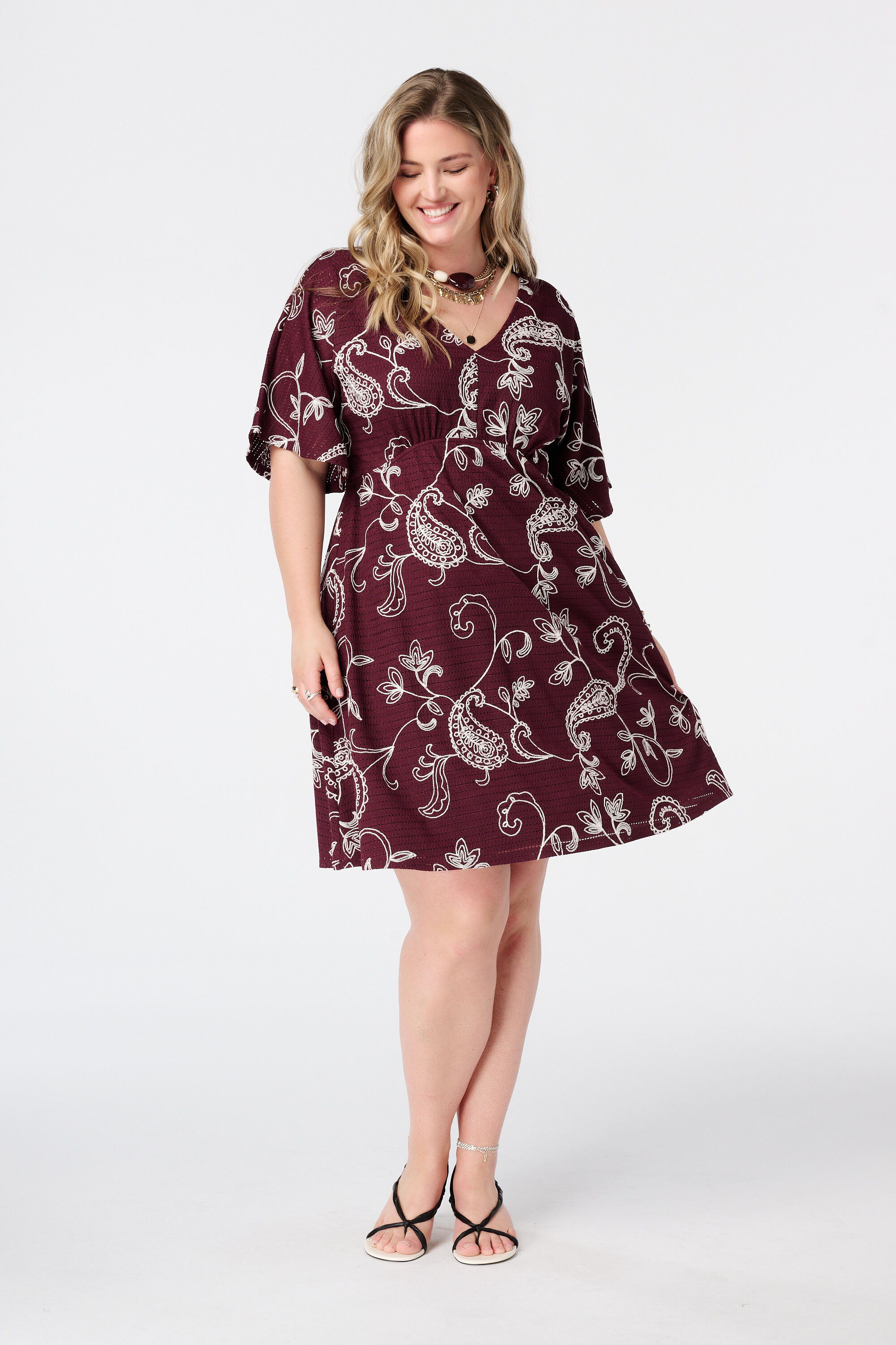 Vestido corto con mangas mariposa image number 0