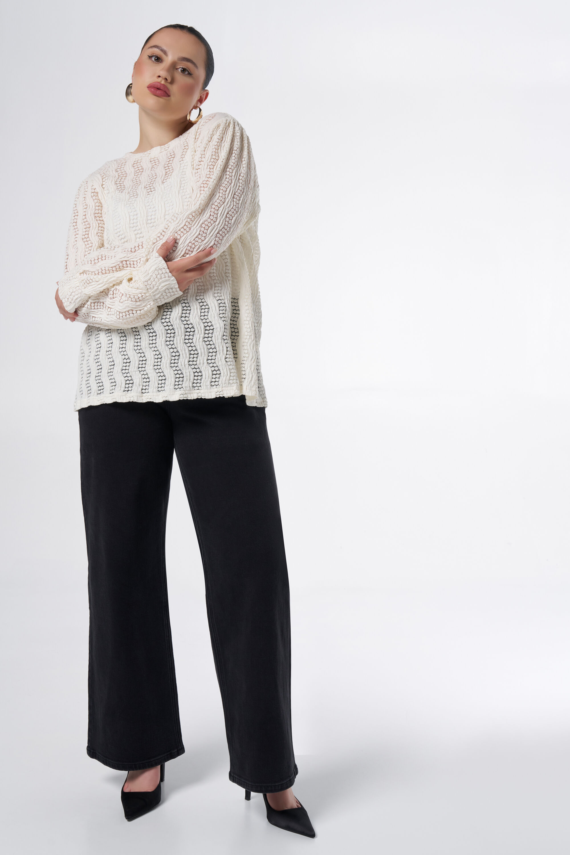 Top con bordados calados image number 5