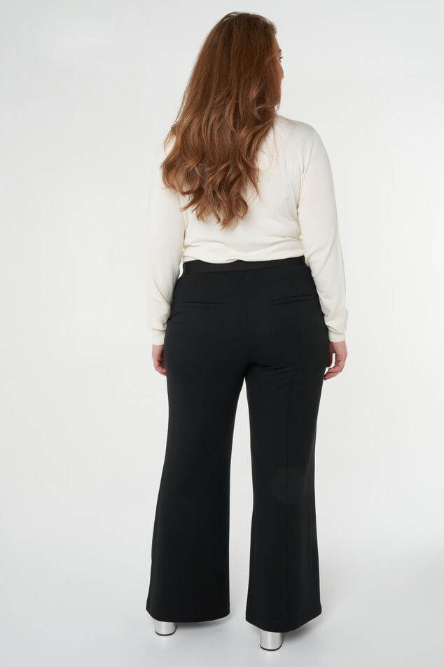 Pantalones con pernera recta y un elegante botón como detalle image number 4