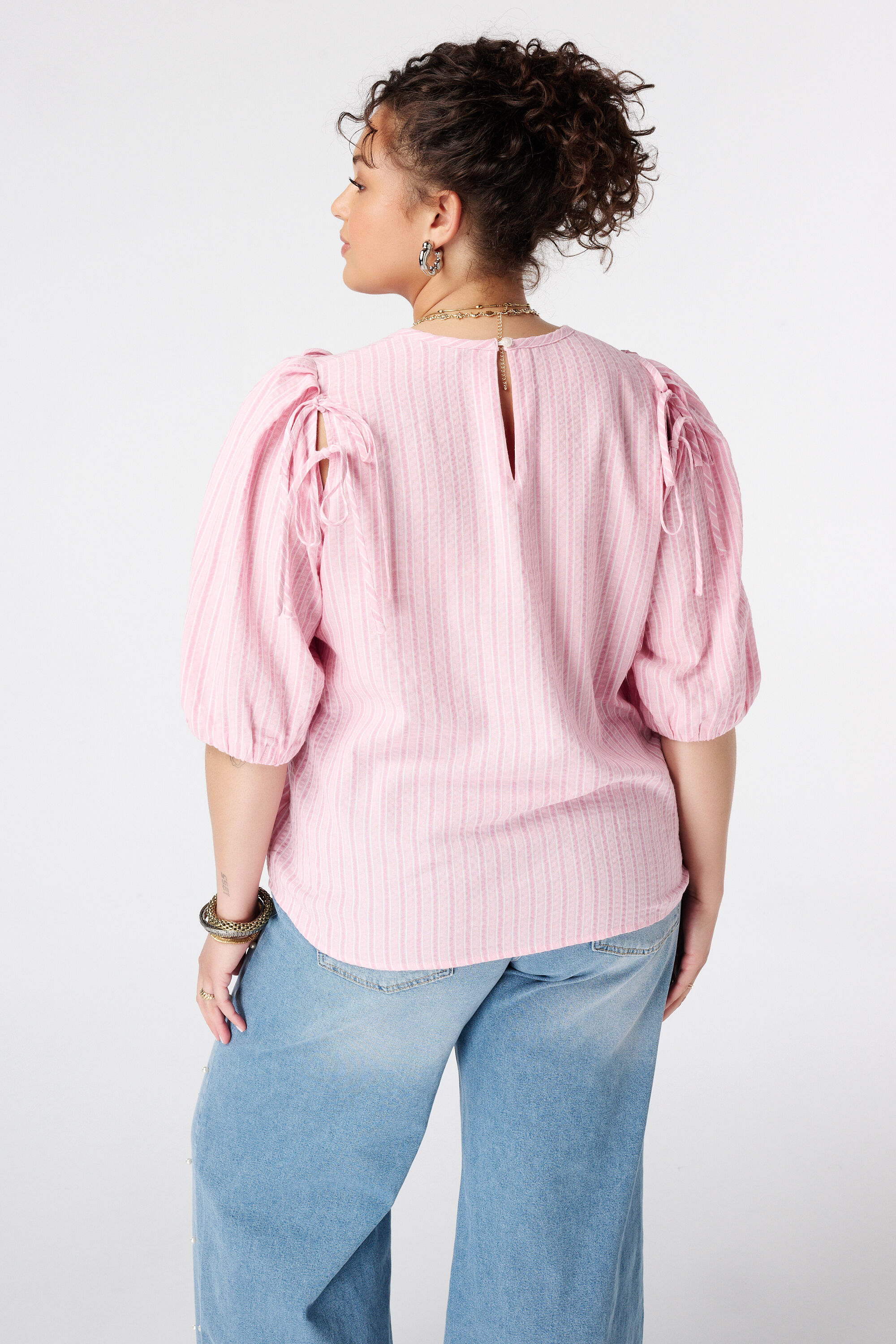 Blusa con lazos image number 3