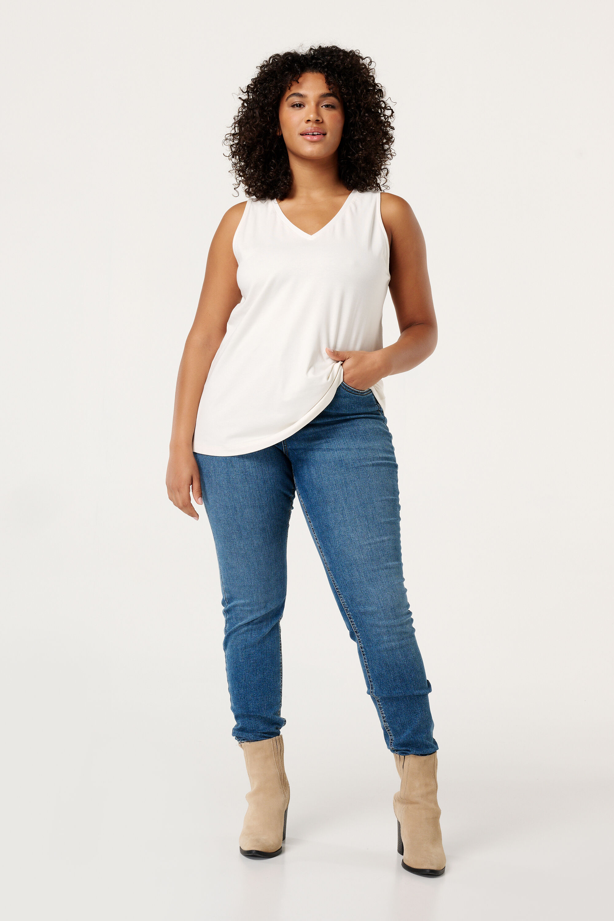 Top con escote en V image number 5