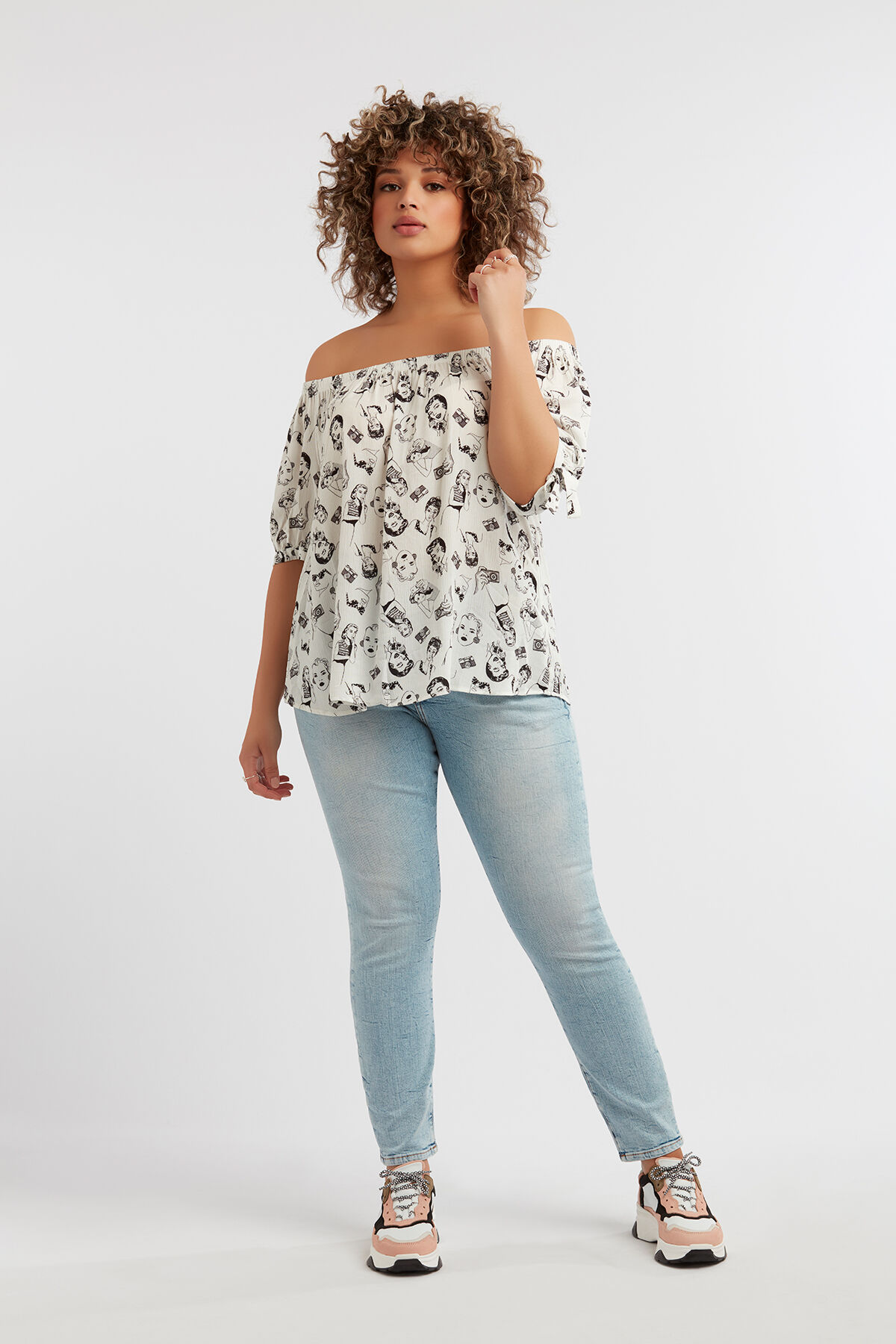 Blusa estampada de hombros descubiertos image number 4