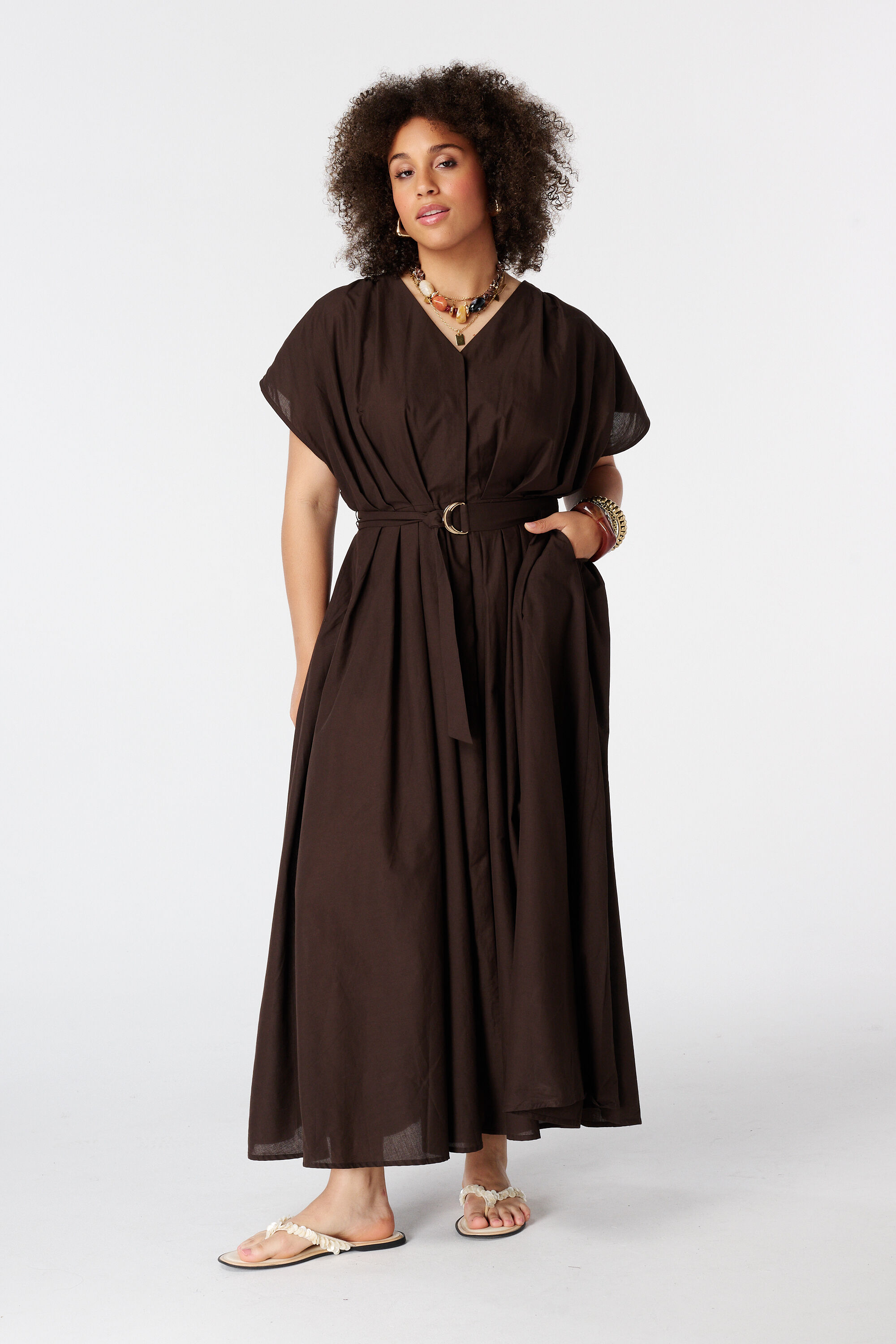 Vestido maxi con cintur&oacute;n