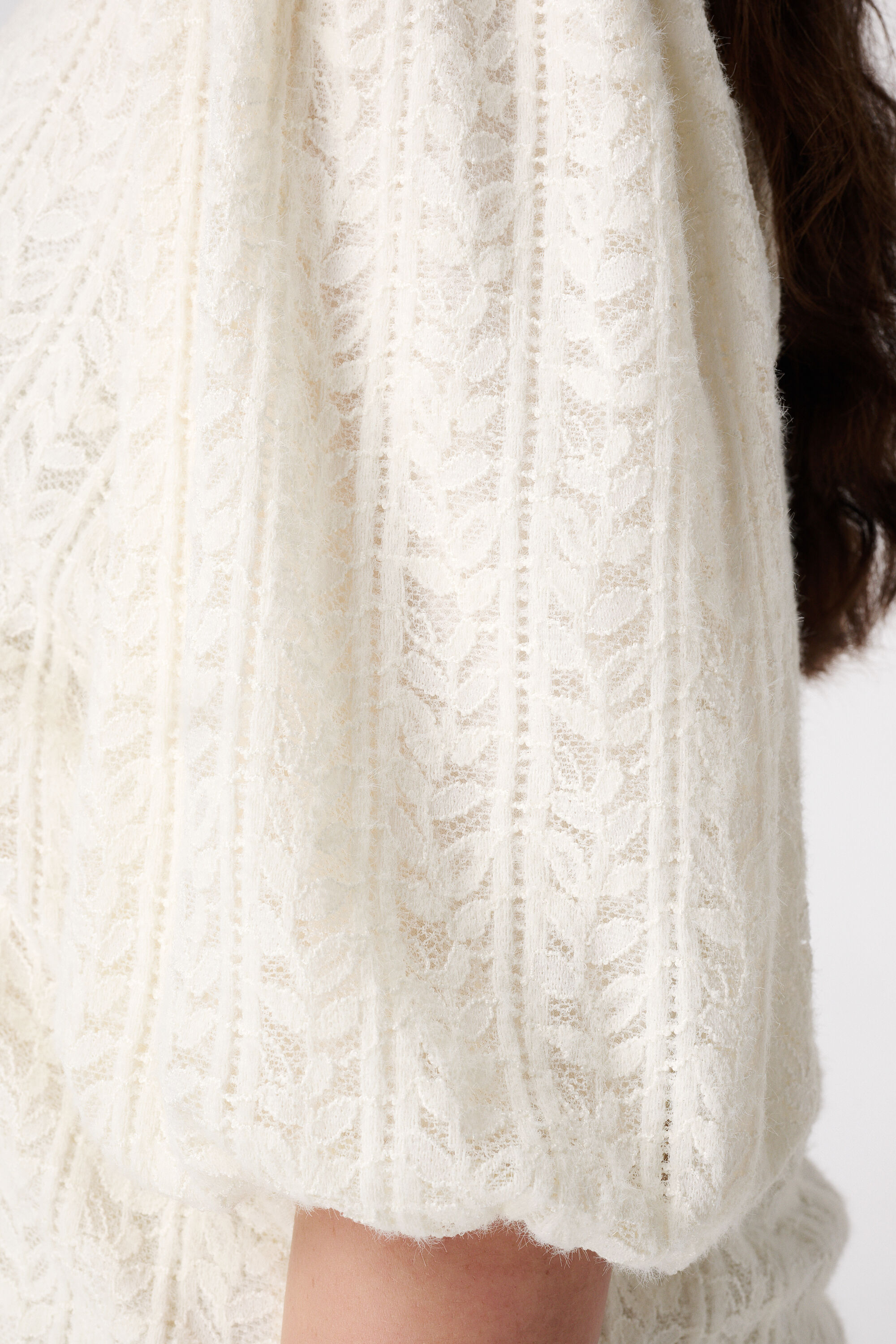 Top de encaje con mangas abullonadas image number 5