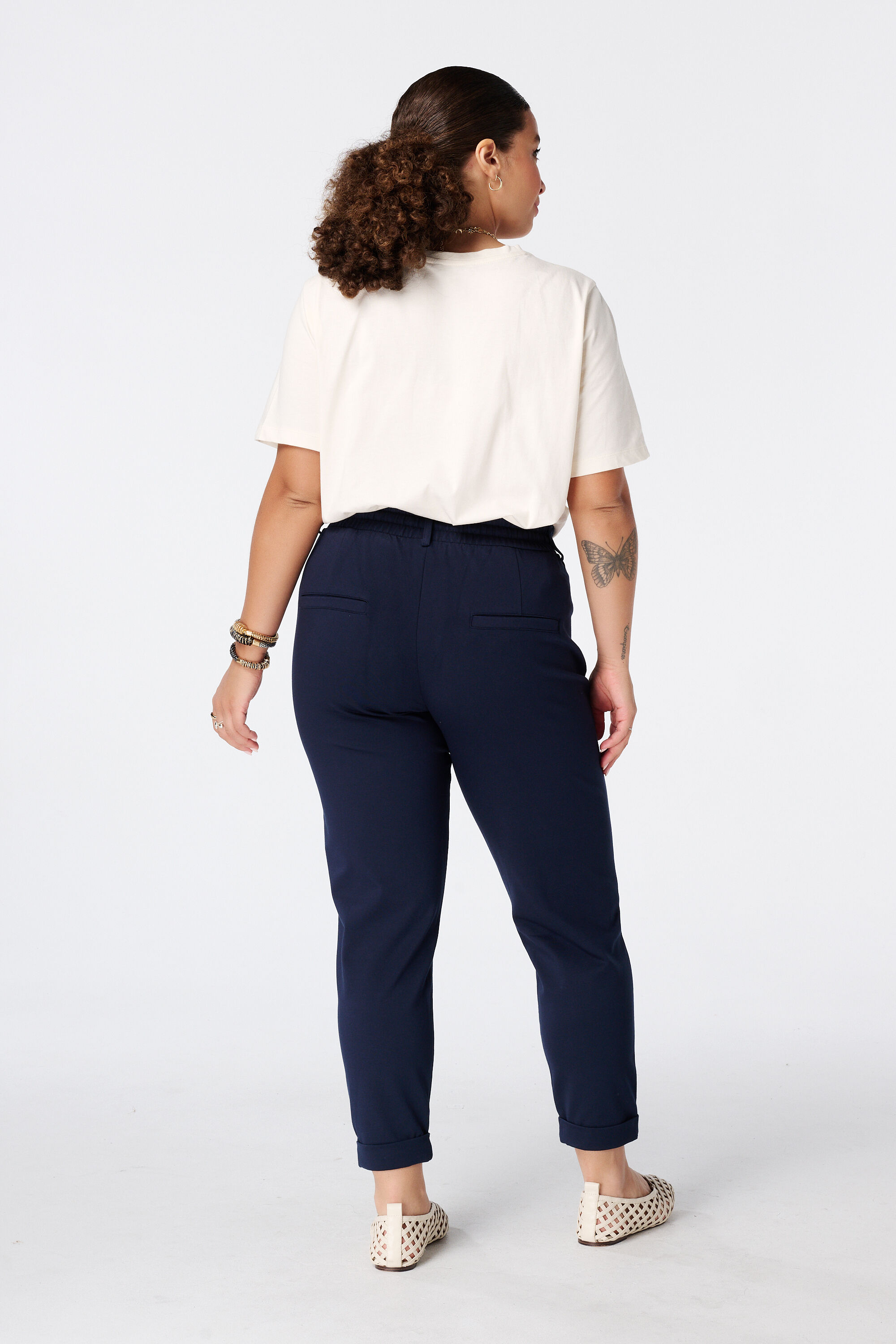 Pantal&oacute;n tapered con cintura el&aacute;stica image number 3