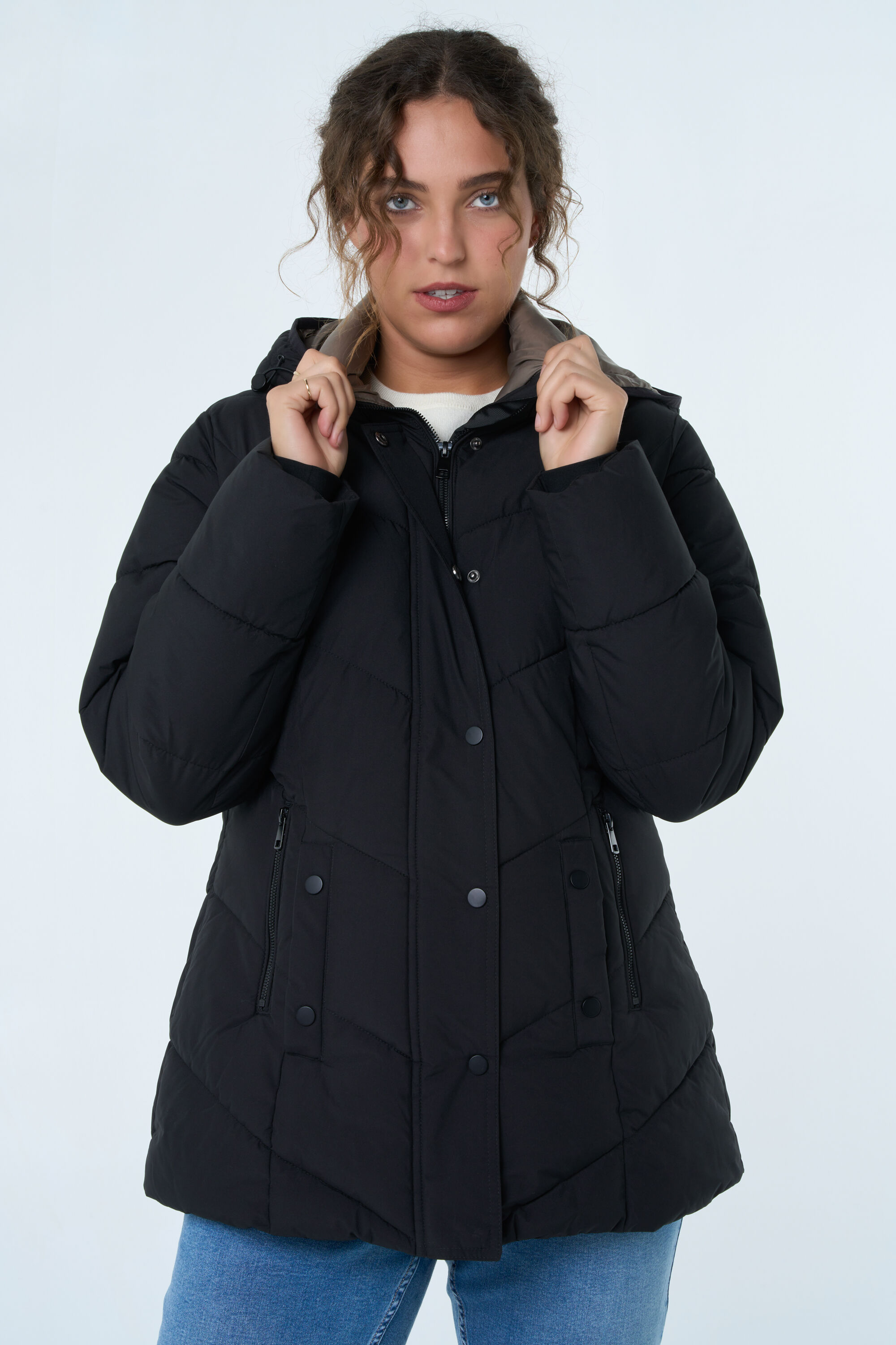 Chaqueta acolchada con capucha  image number 5