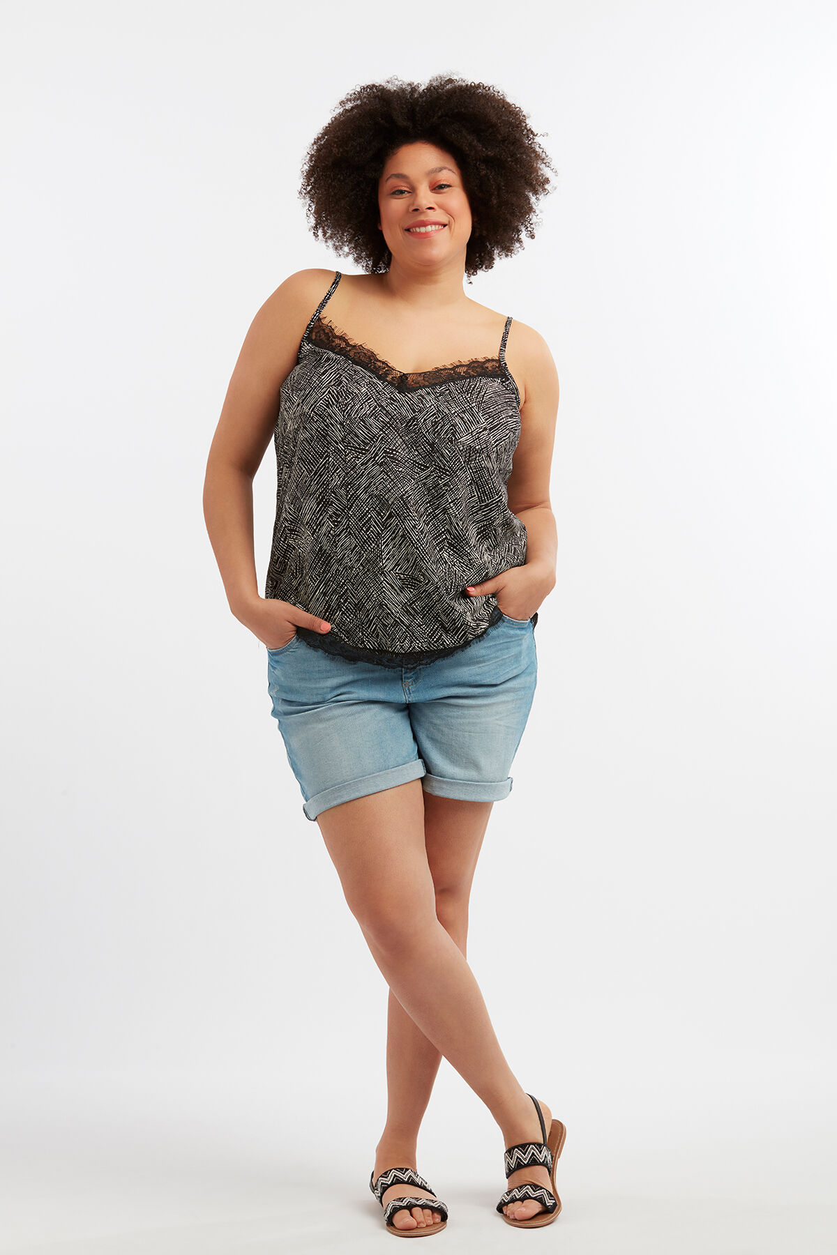 Blusa sin mangas con encaje como detalle     image number 3