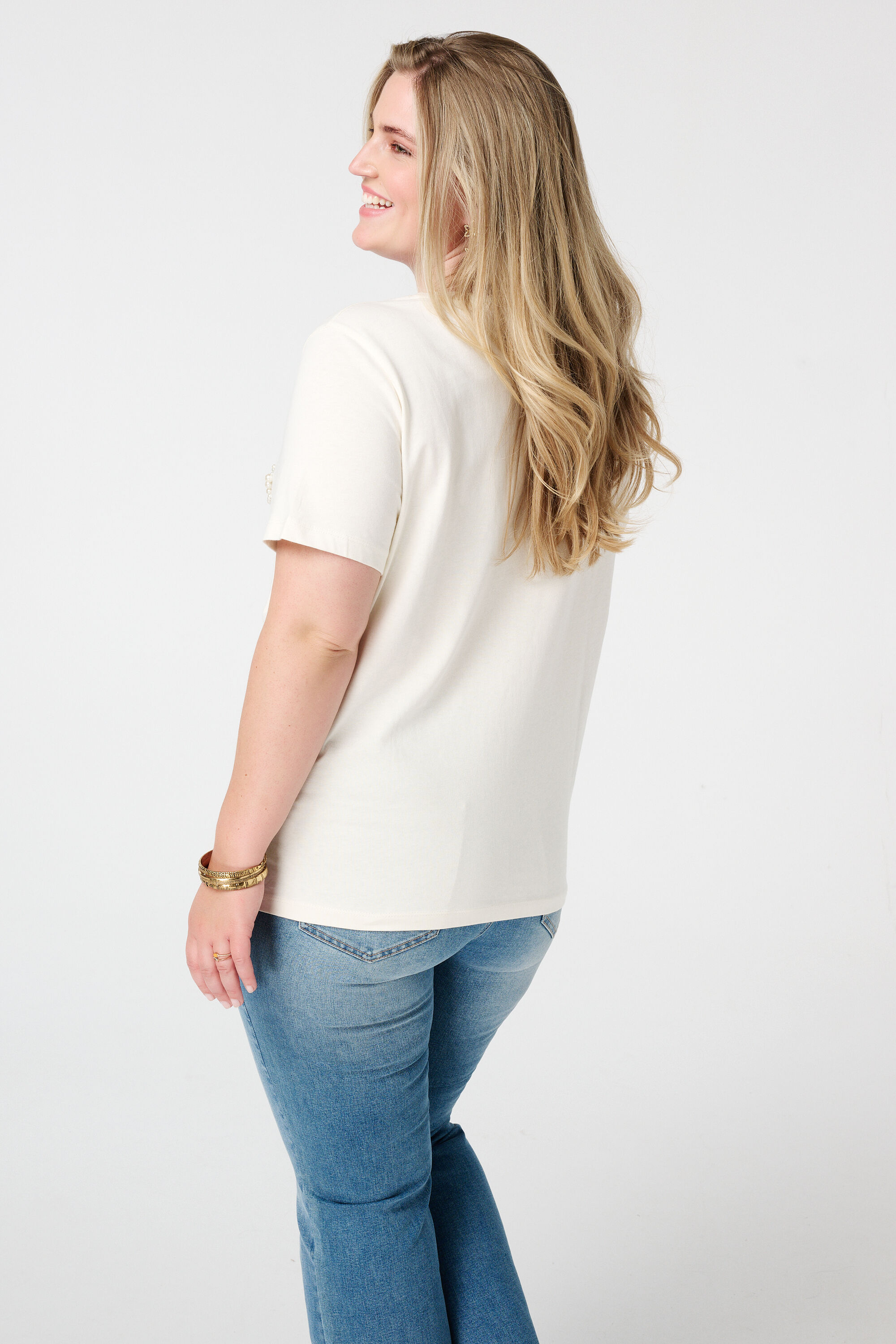 Camiseta con texto hecho con perlas falsas  image number 3