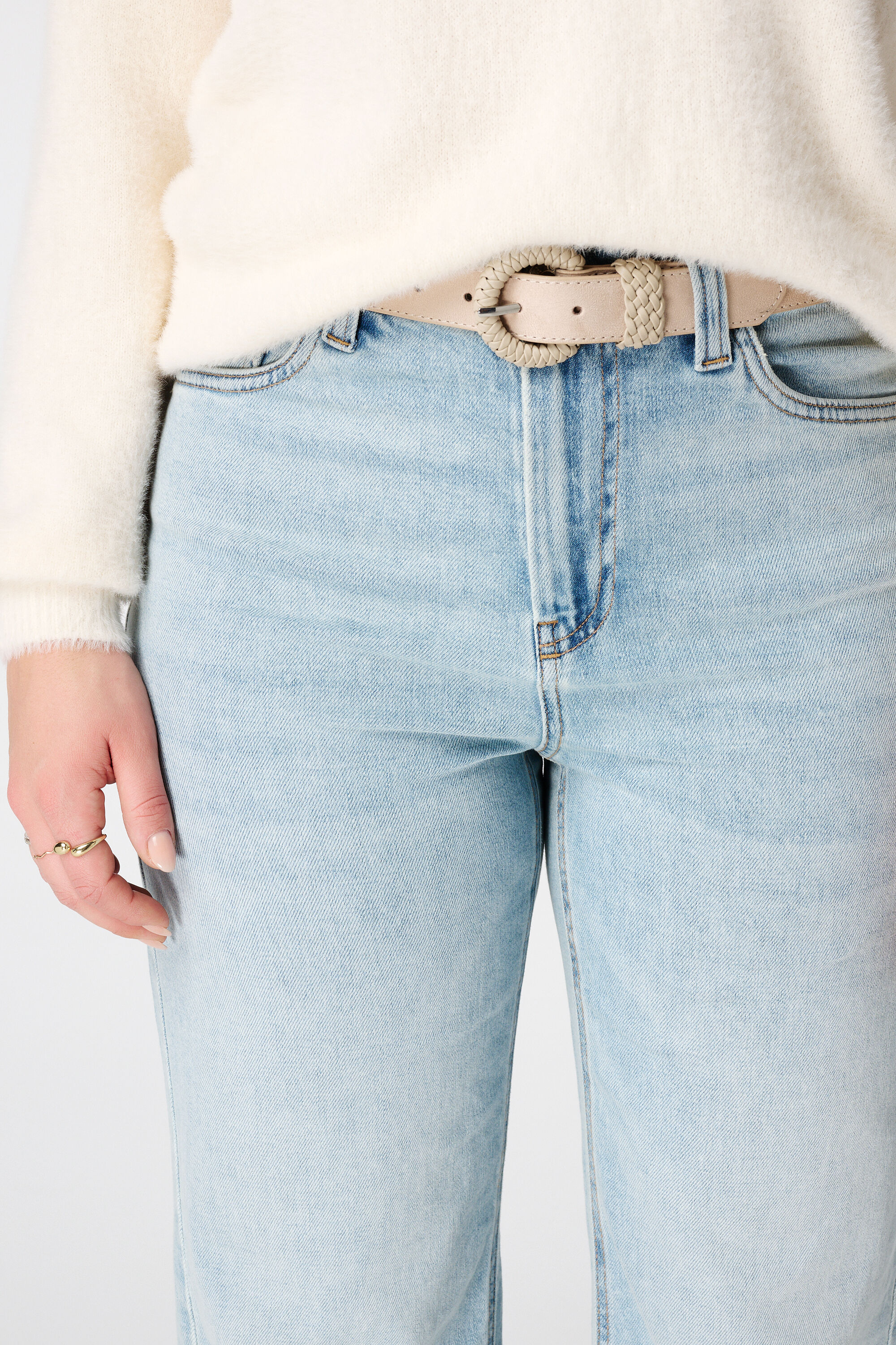 Cintur&oacute;n de antelina con hebilla trenzada image number 2