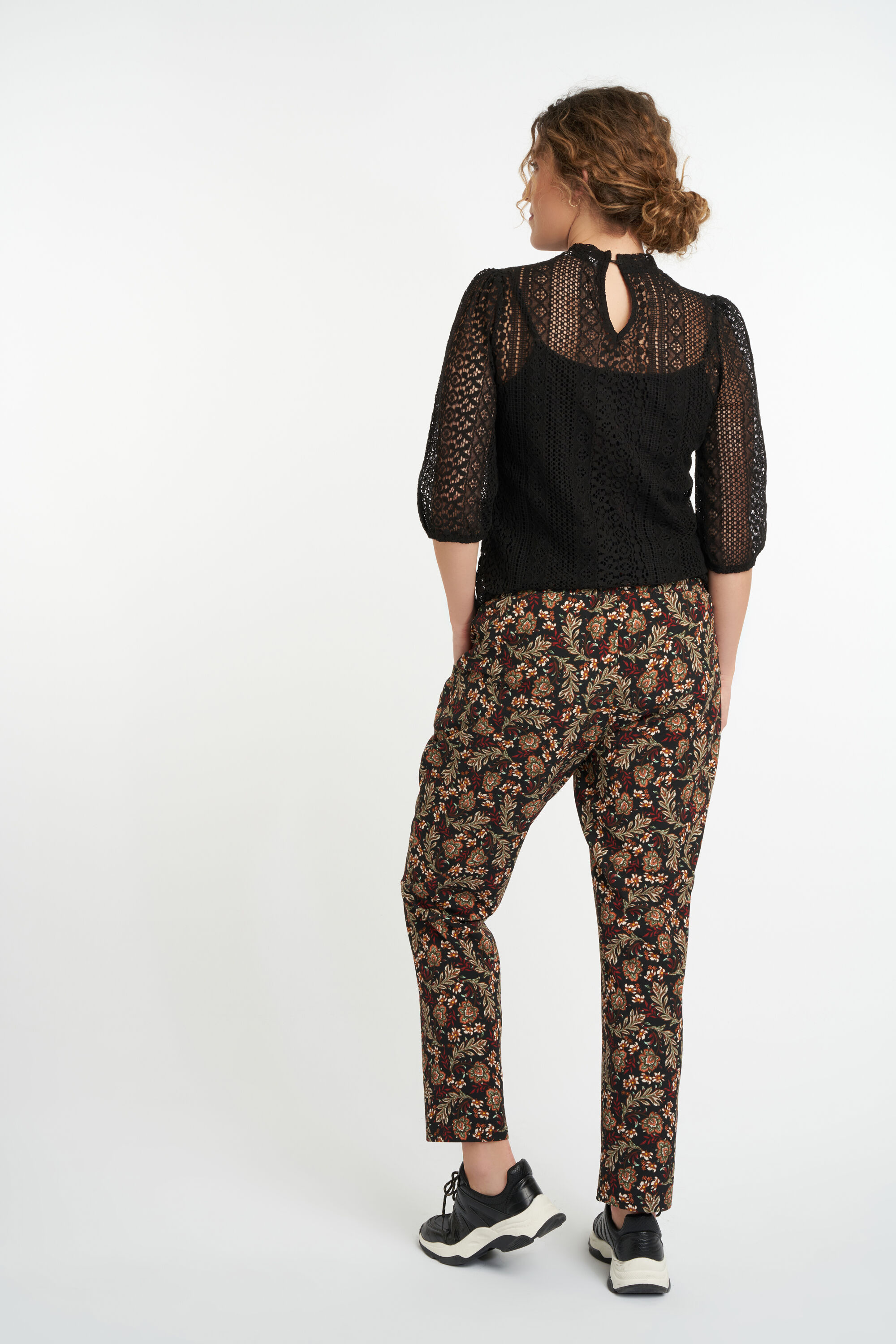 Pantalones holgados  image number 3