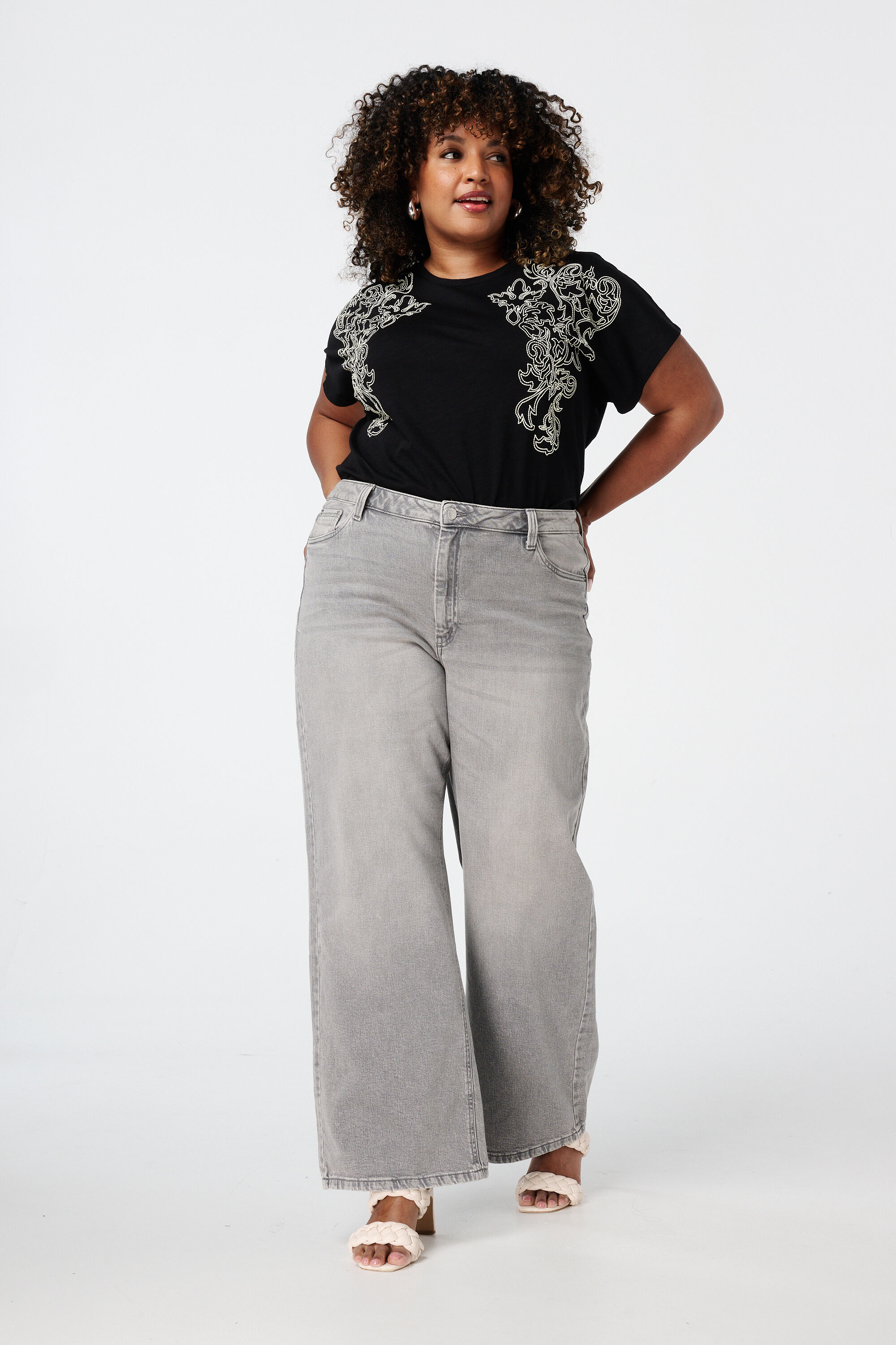 Camiseta con adornos image number 5