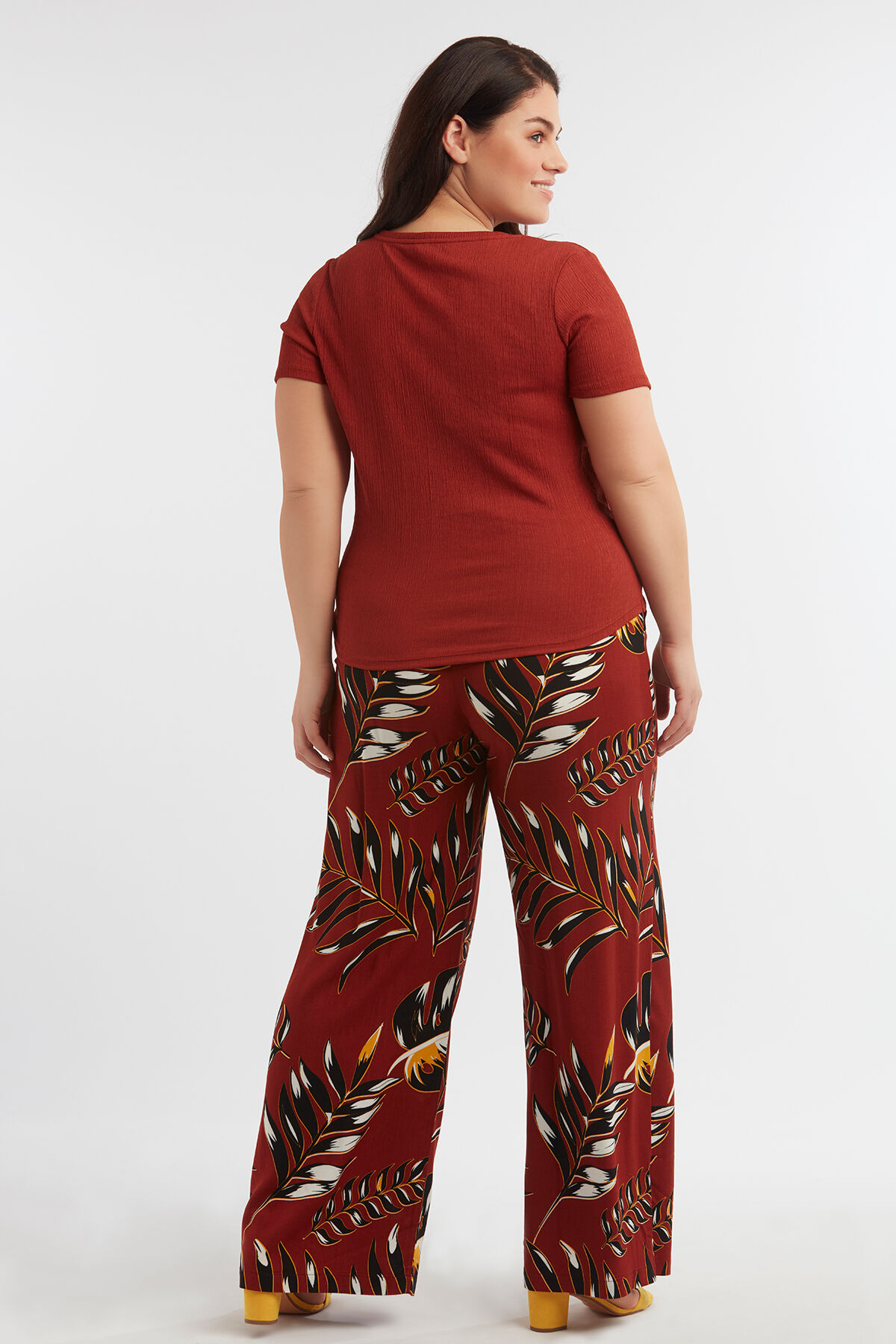 Pantalones de pernera ancha con estampado integral  image number 6