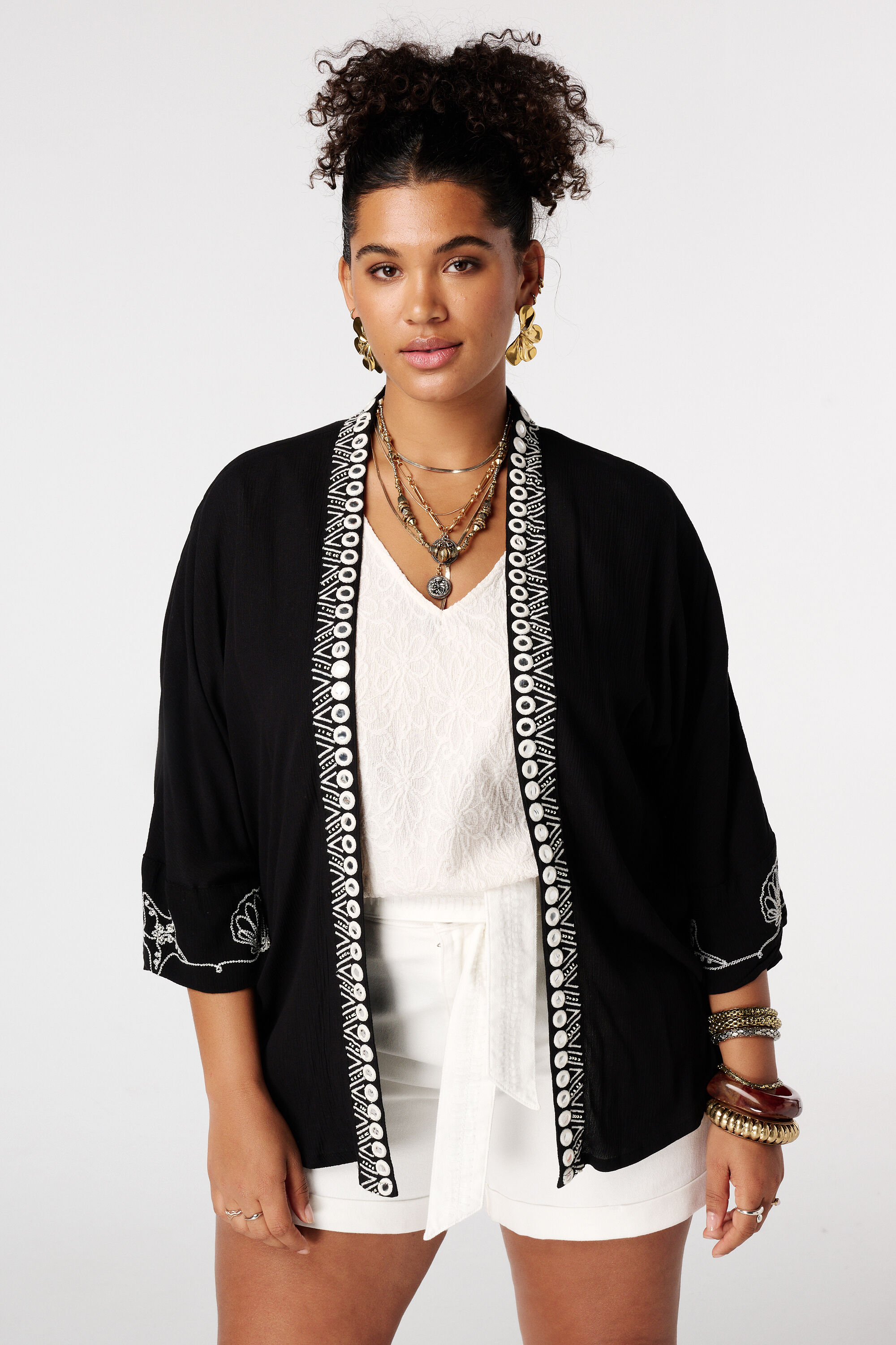 Kimono con bordado image number 0