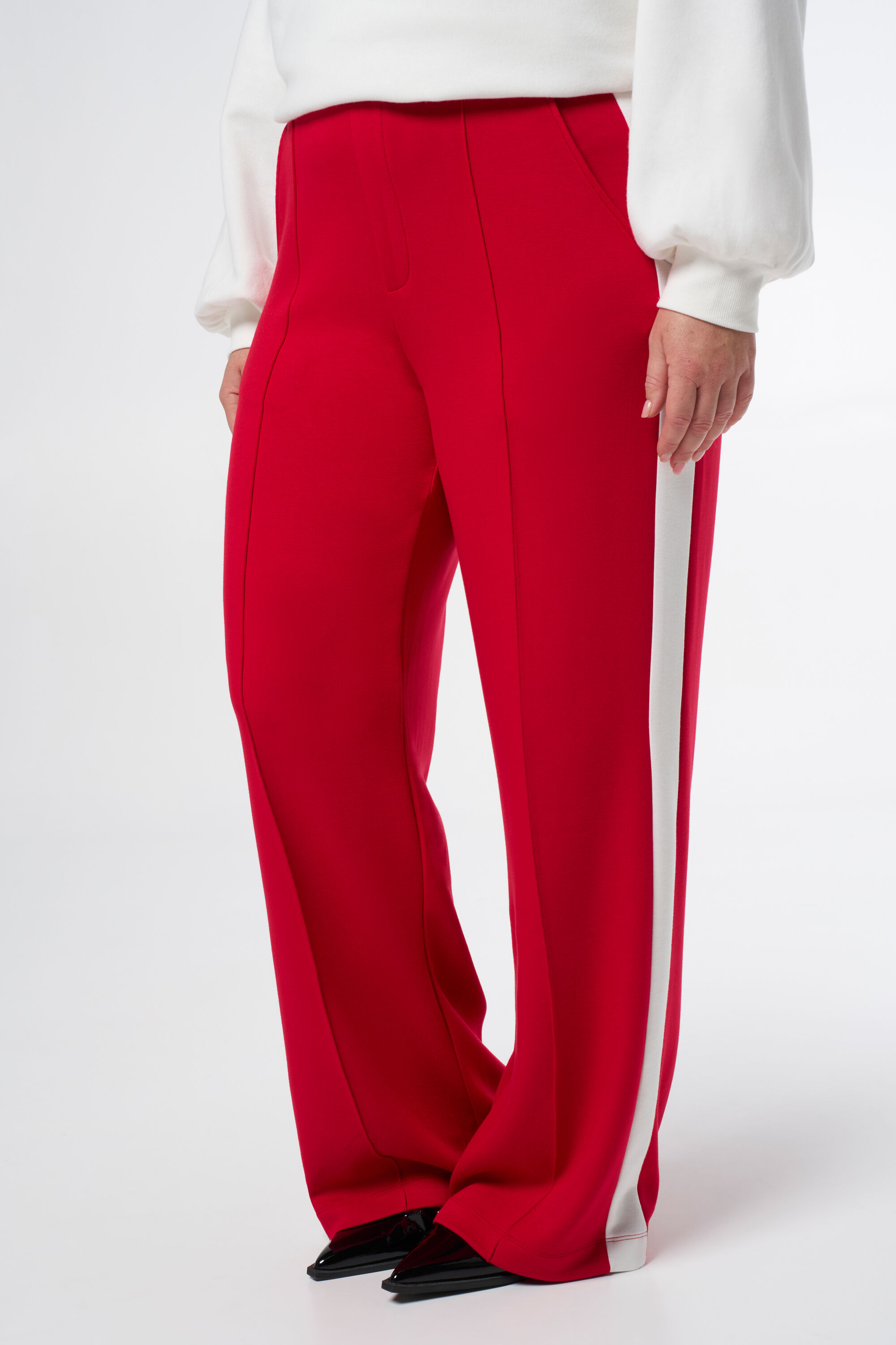 Pantalones deportivos image number 5