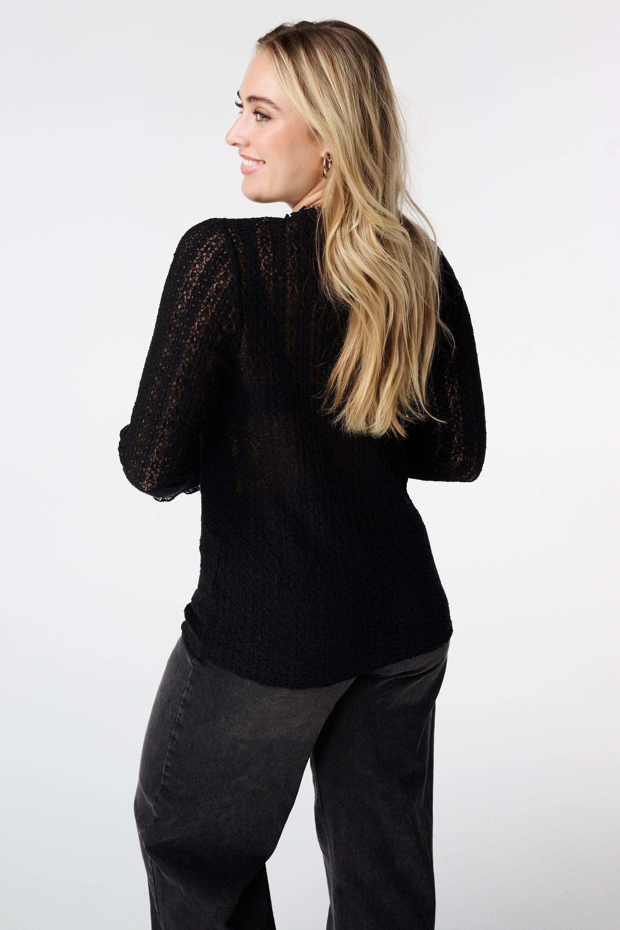 Top de encaje con mangas acampanadas image number 3