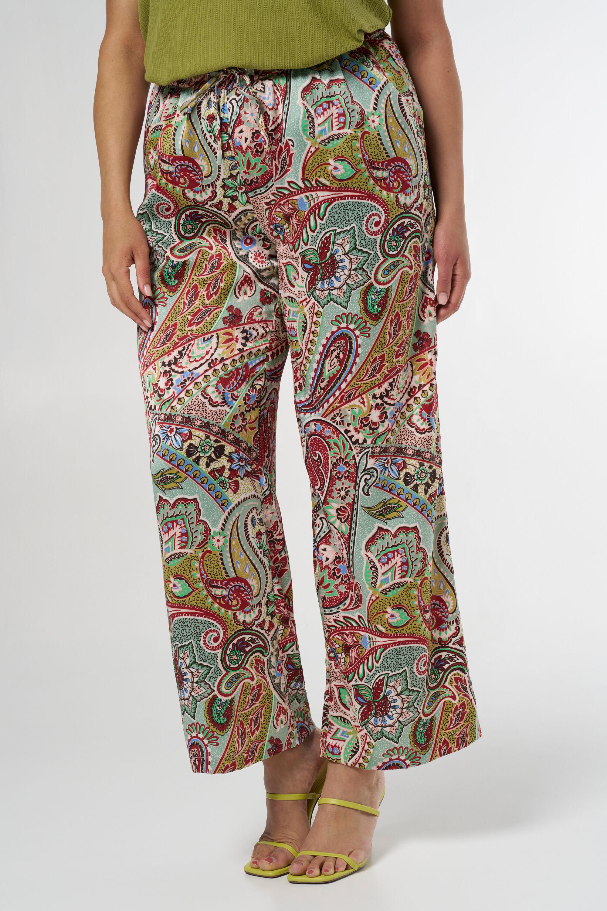 Pantalones holgados con estampado image number 5