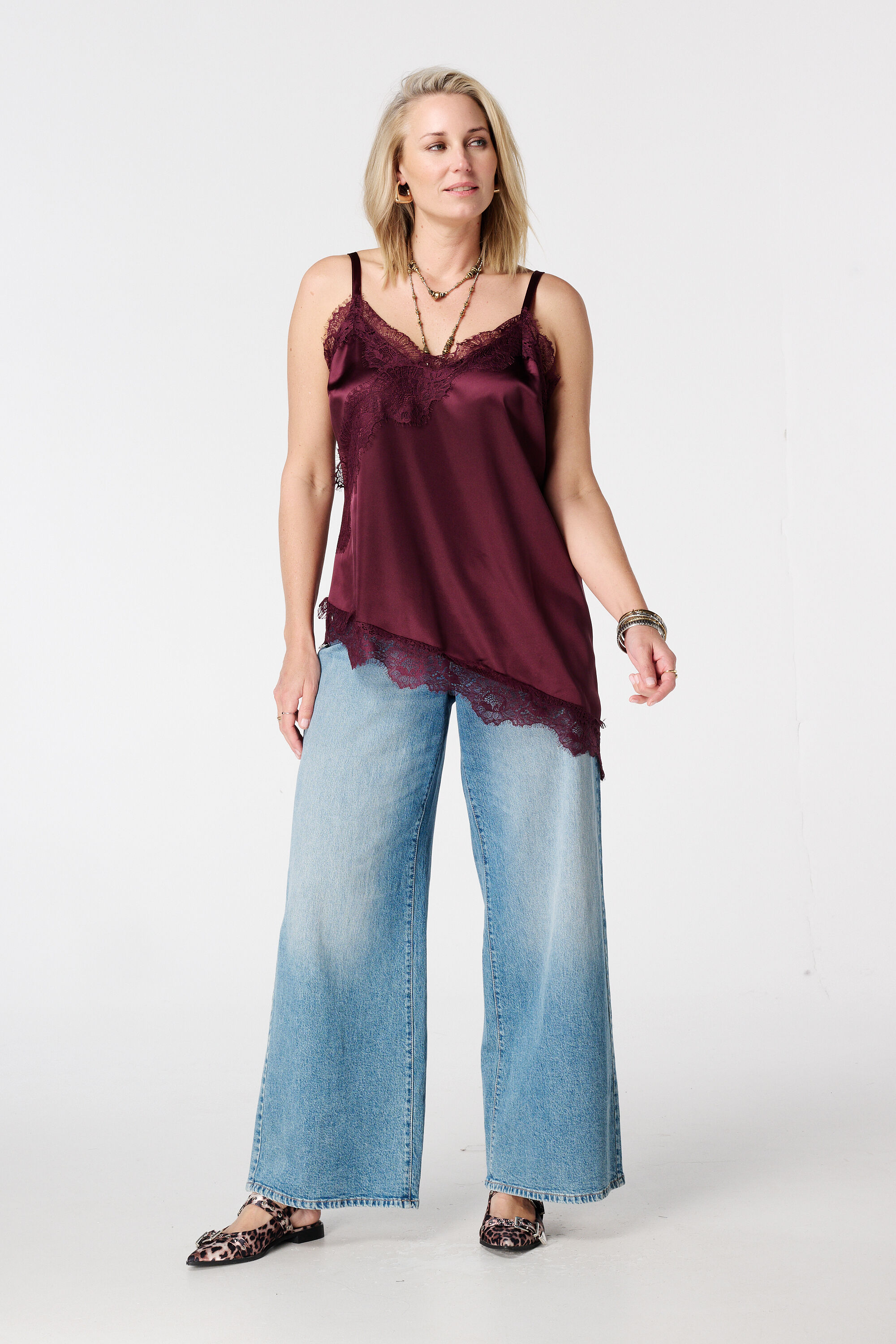 Top asim&eacute;trico con encaje image number 5