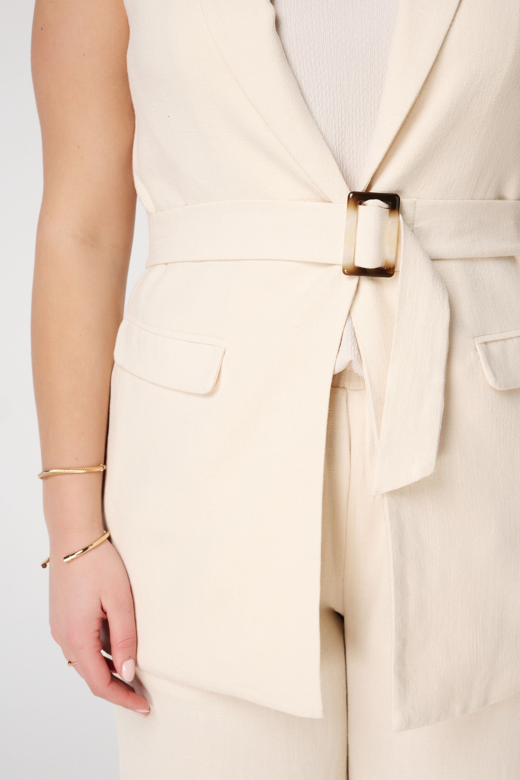 Chaleco de lino con cinto image number 4