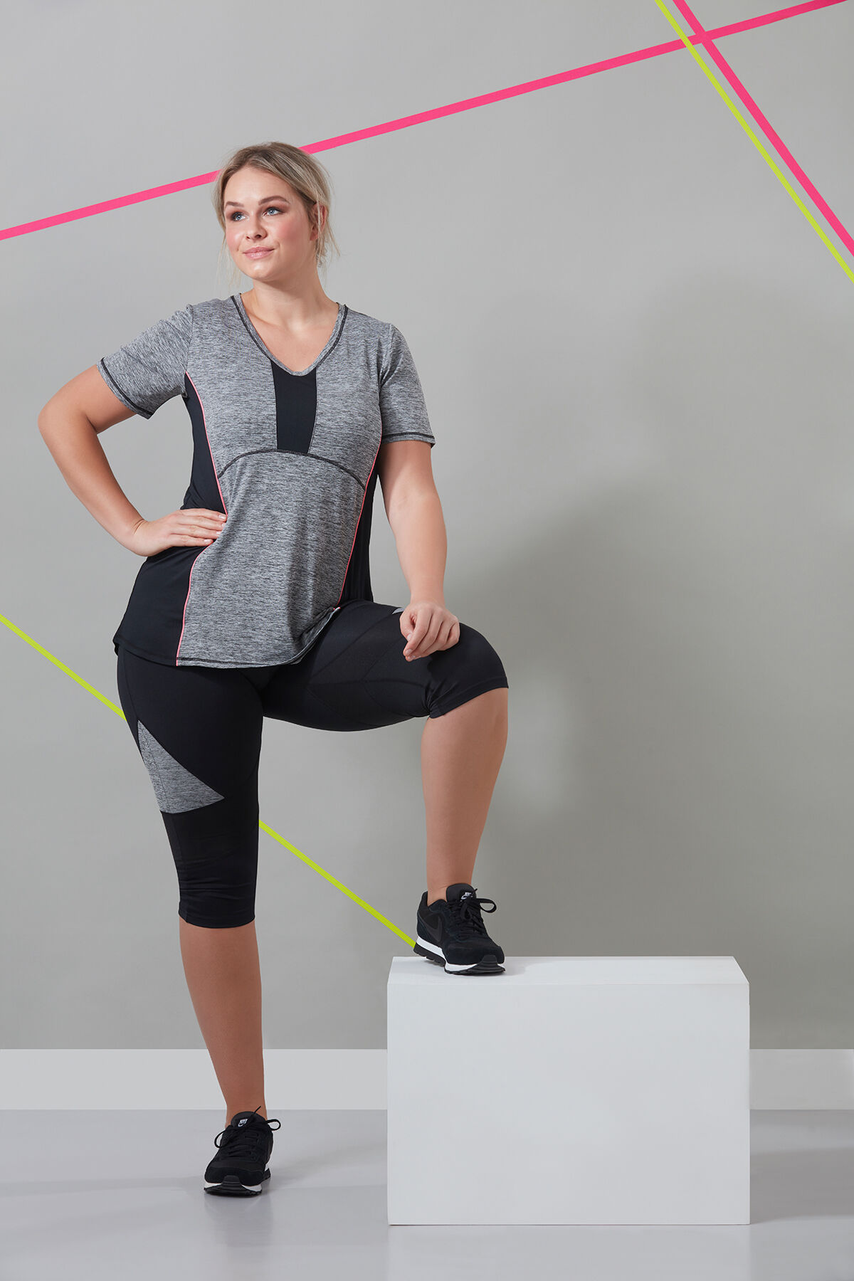 Top deportivo ligeramente acampanado image number 3