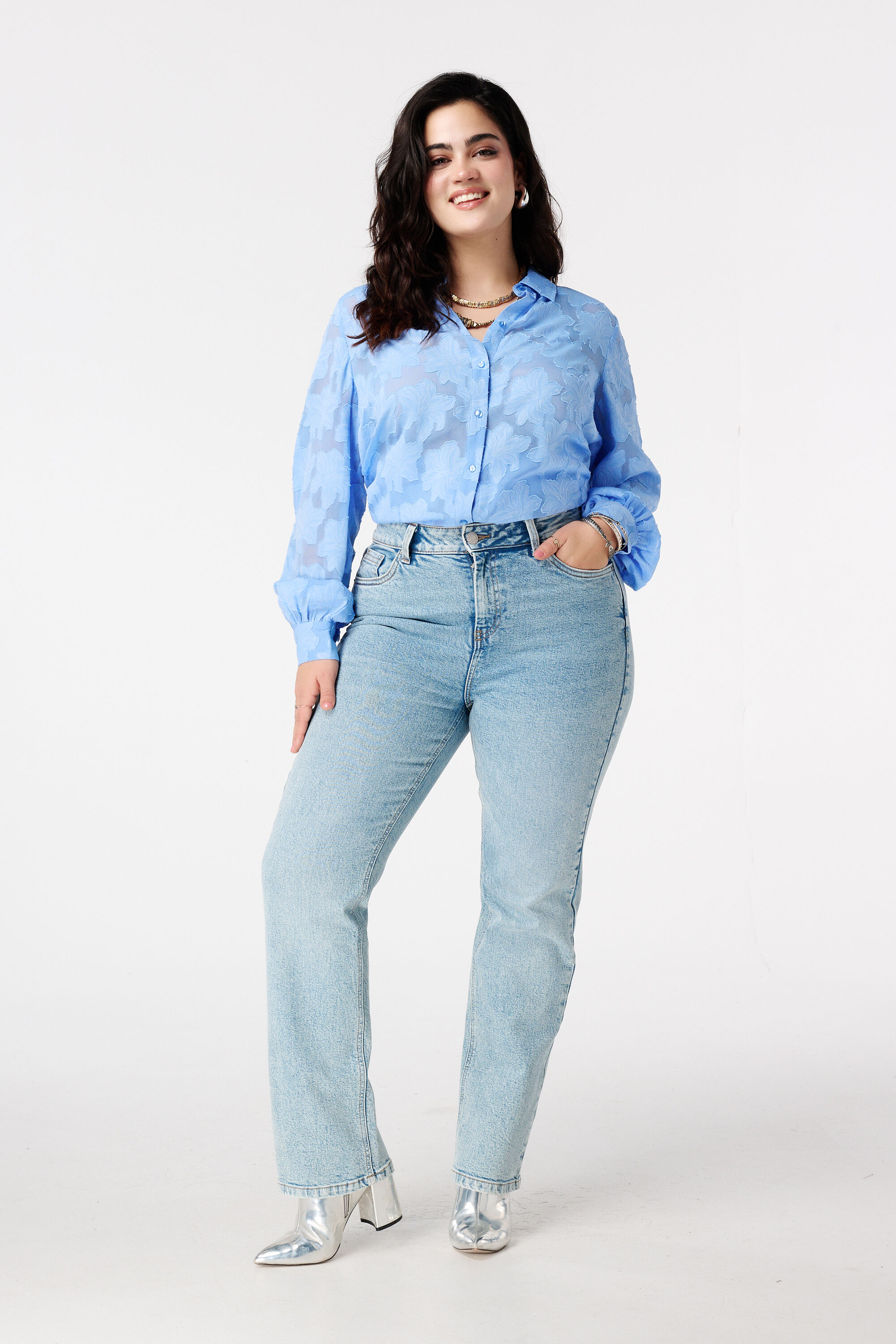 Blusa transl&uacute;cida con textura floral image number 5