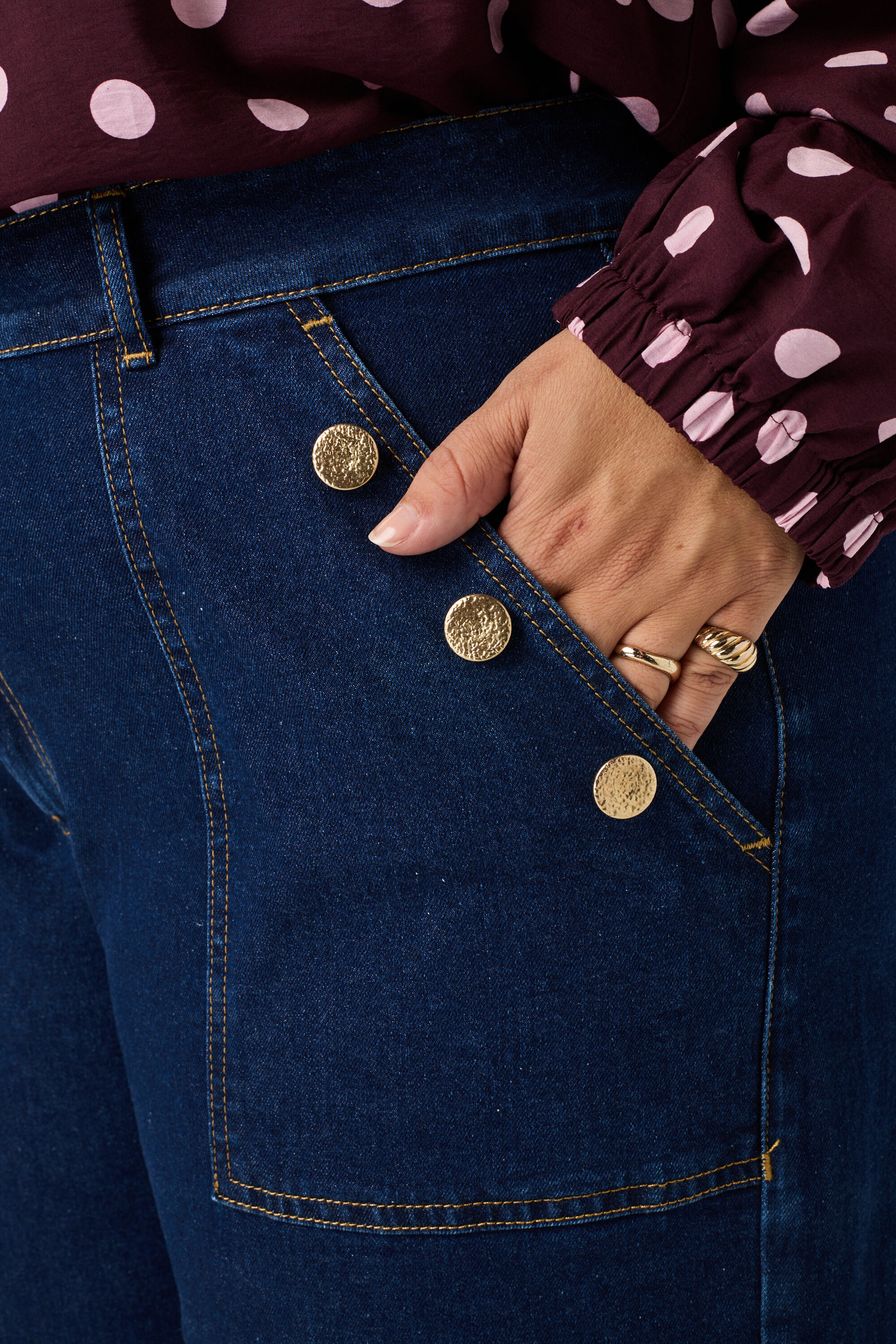 Vaqueros wide leg con botones decorativos image number 4