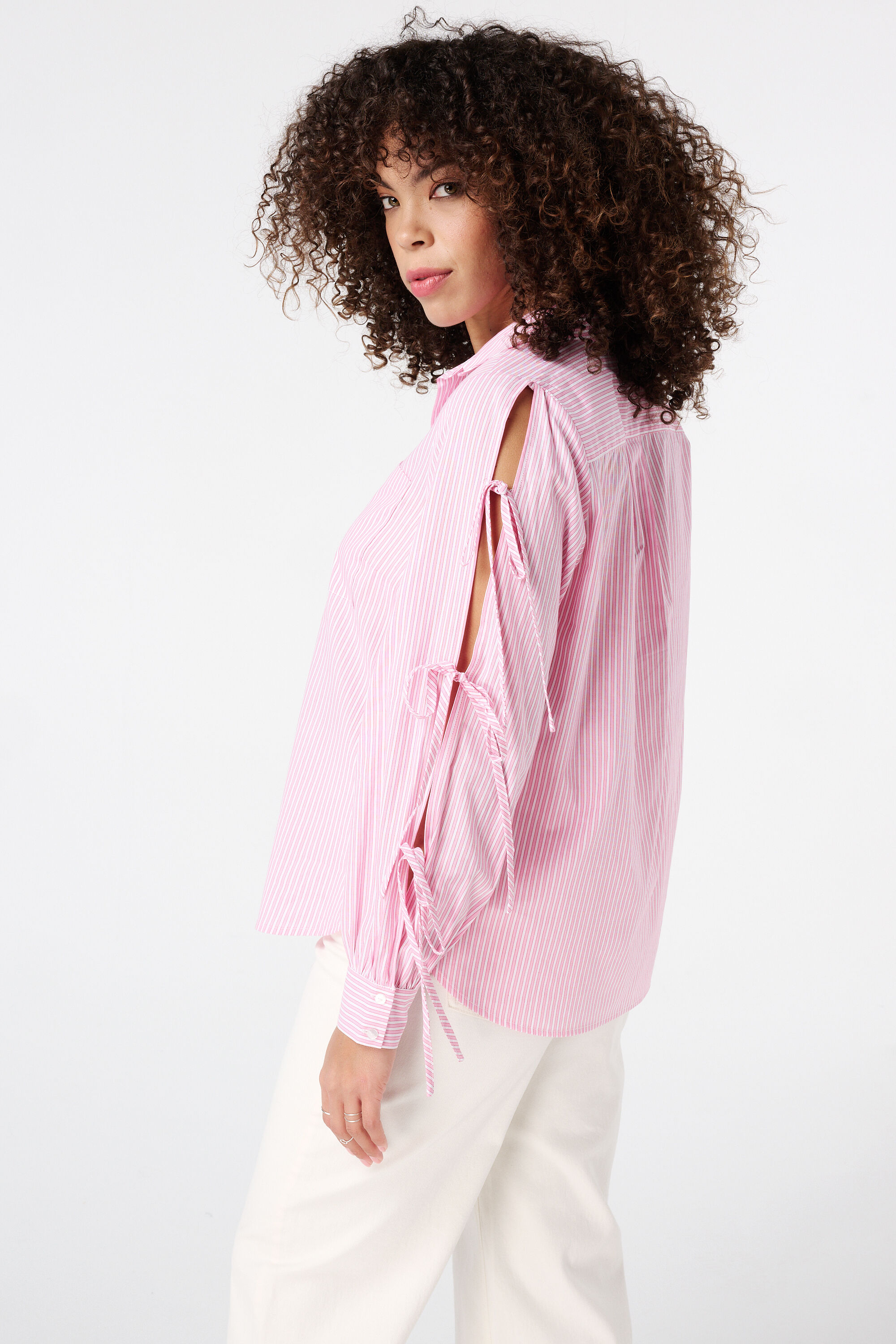 Blusa camisa con lazos como detalle image number 3