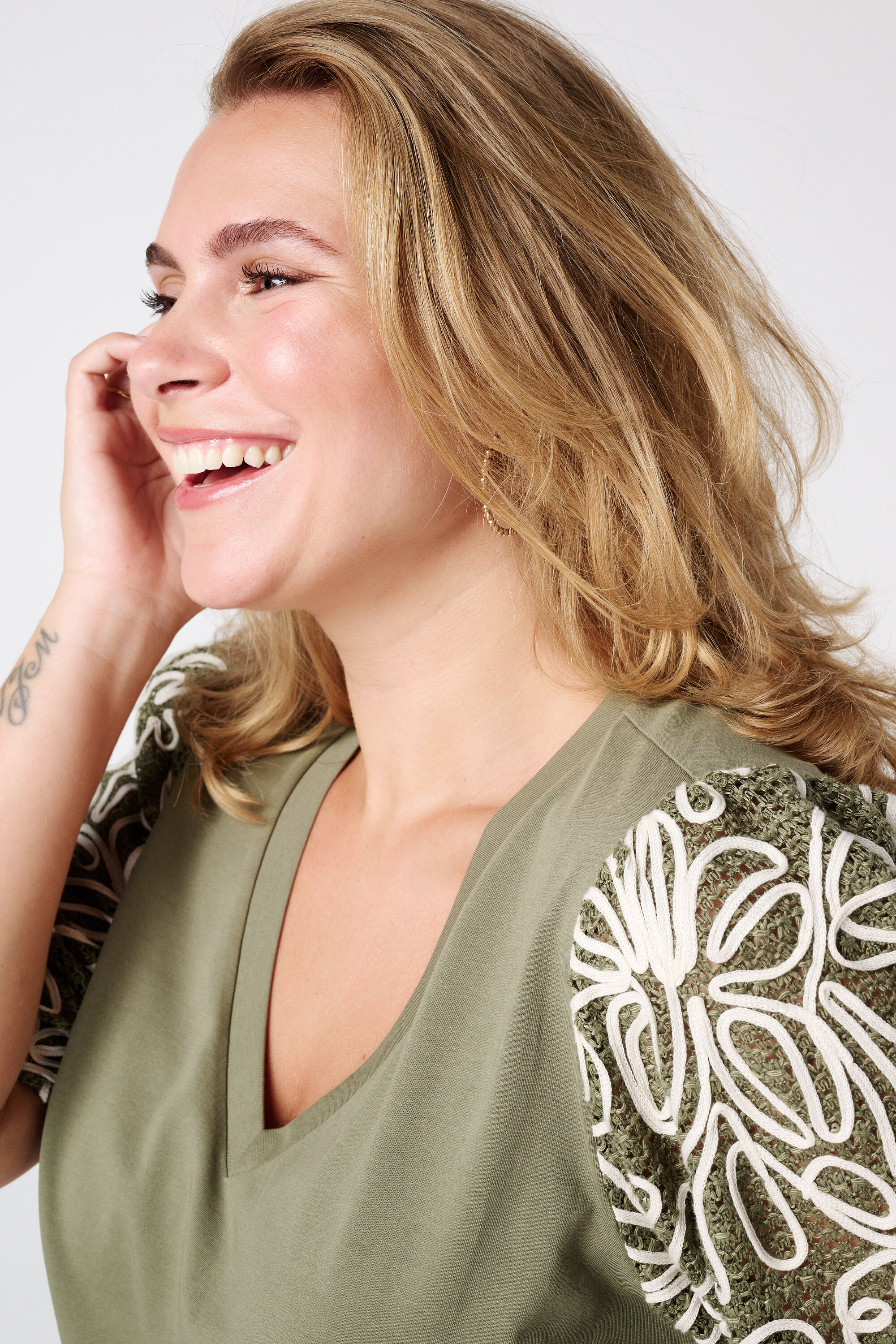 Camiseta con mangas bordadas image number 4