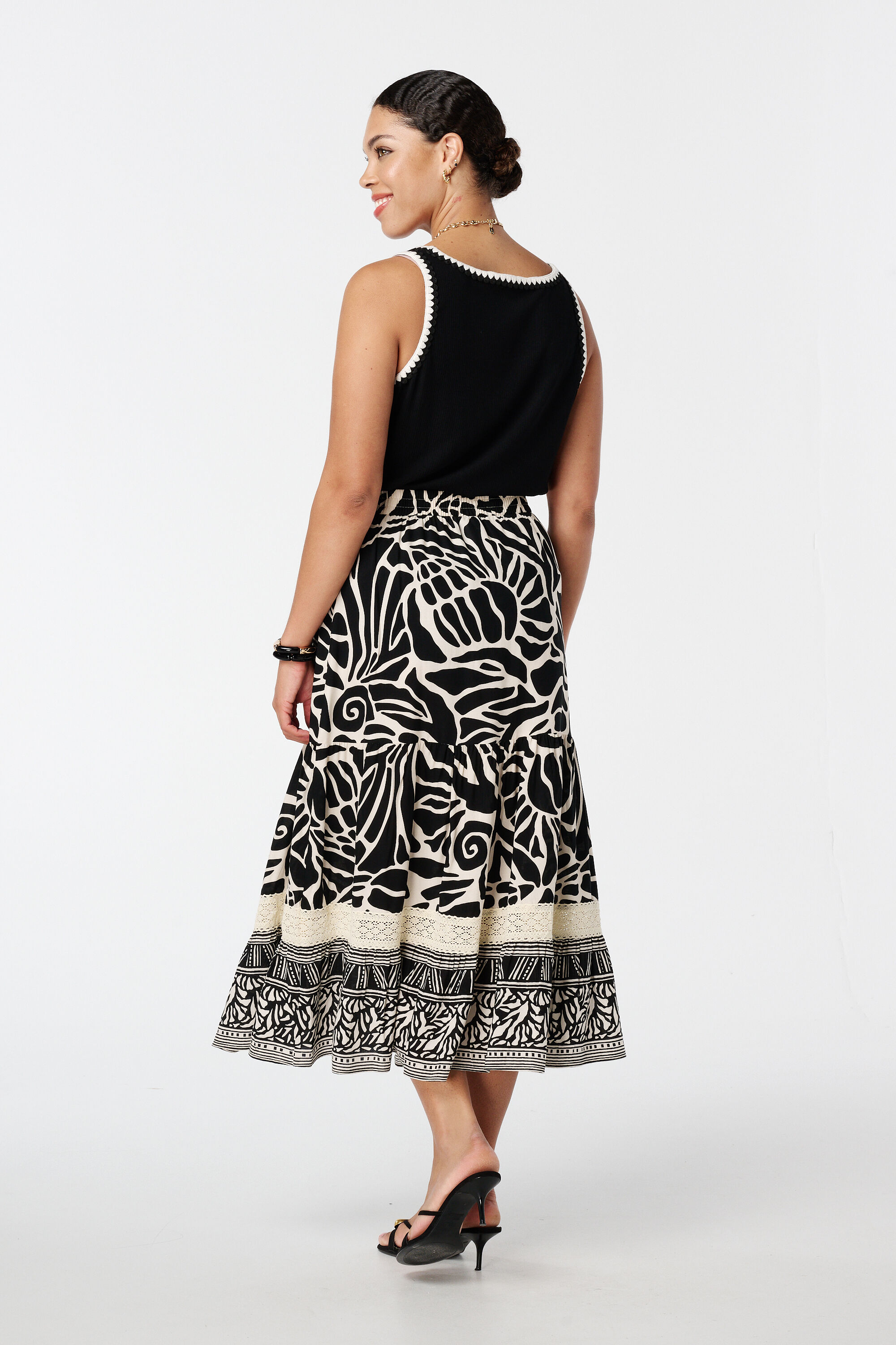 Falda con estampado y detalles de encaje image number 3