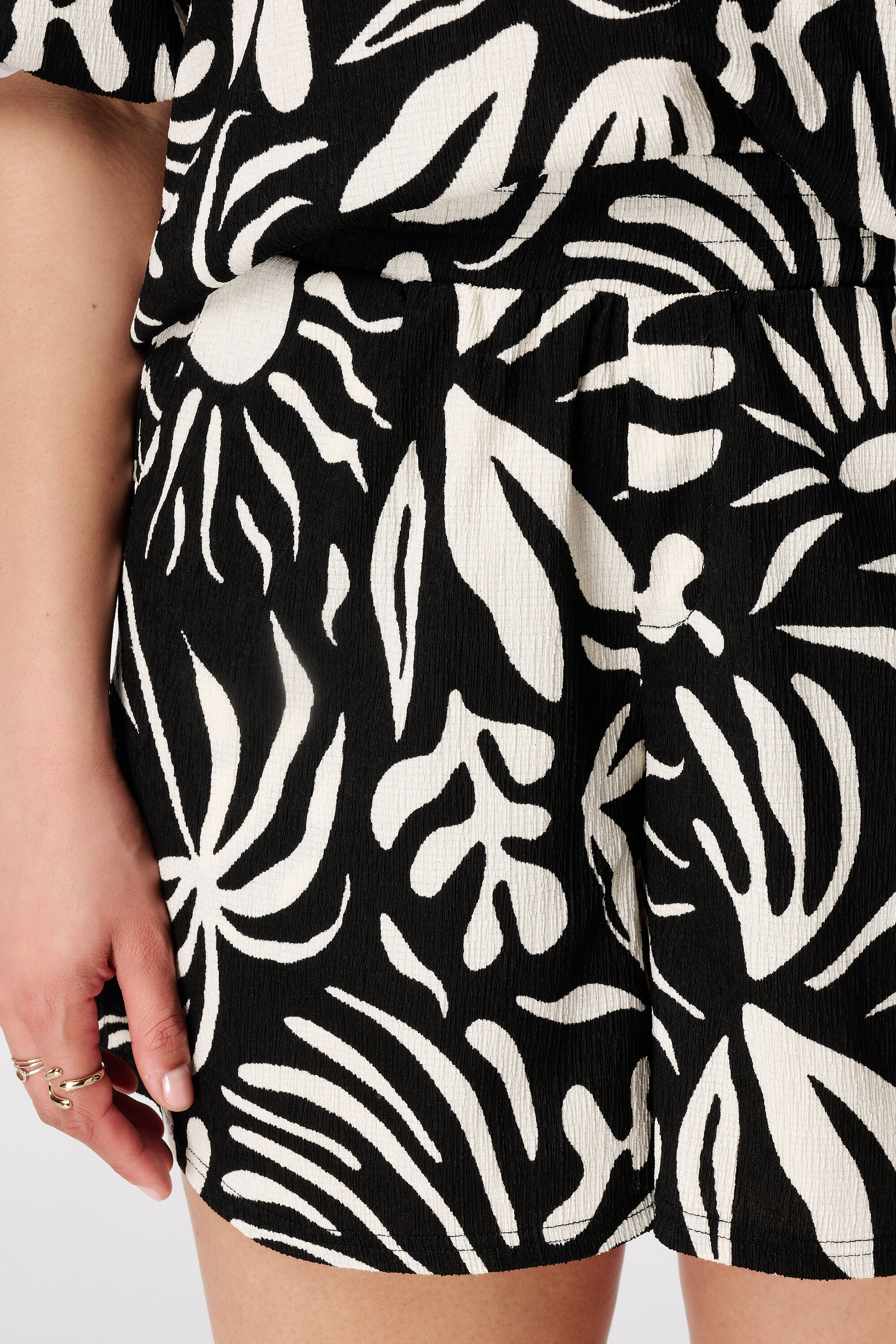 Short con cintura el&aacute;stica image number 4