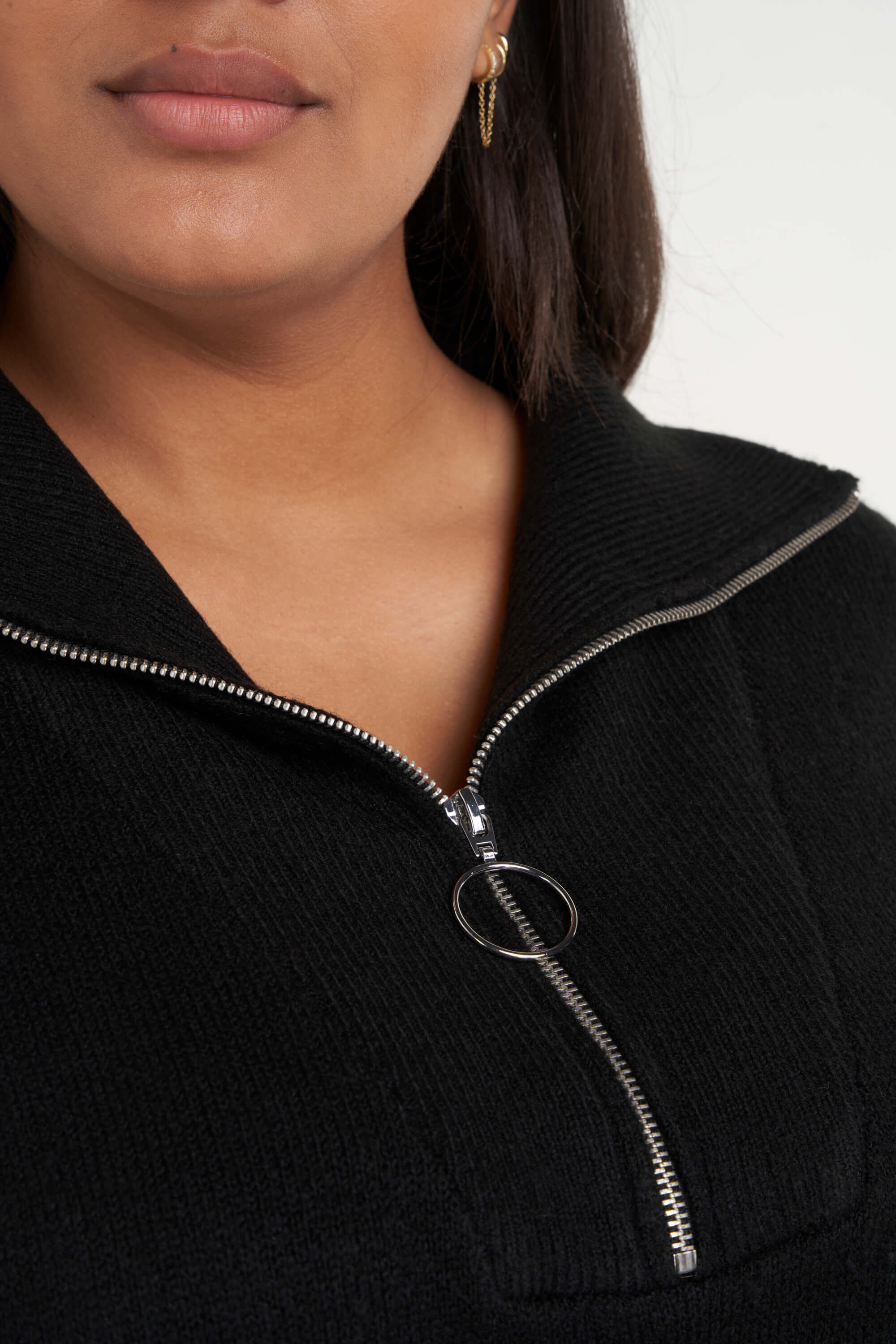 Su&eacute;ter largo con cremallera  image number 4