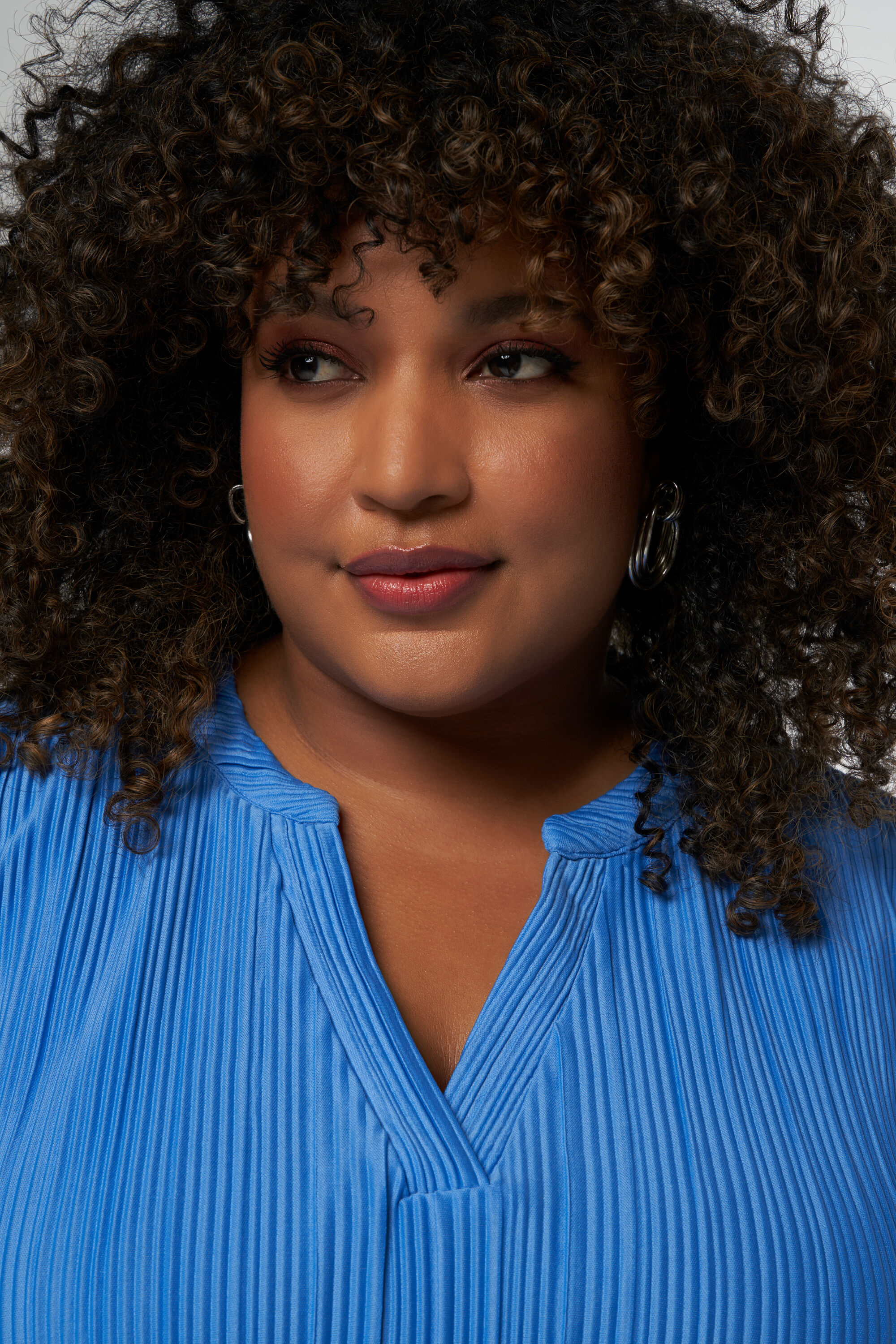 Top de corte recto con escote en V  image number 4