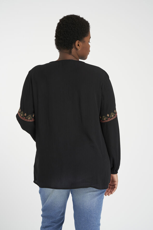 Blusa con detalle bordado image number 4