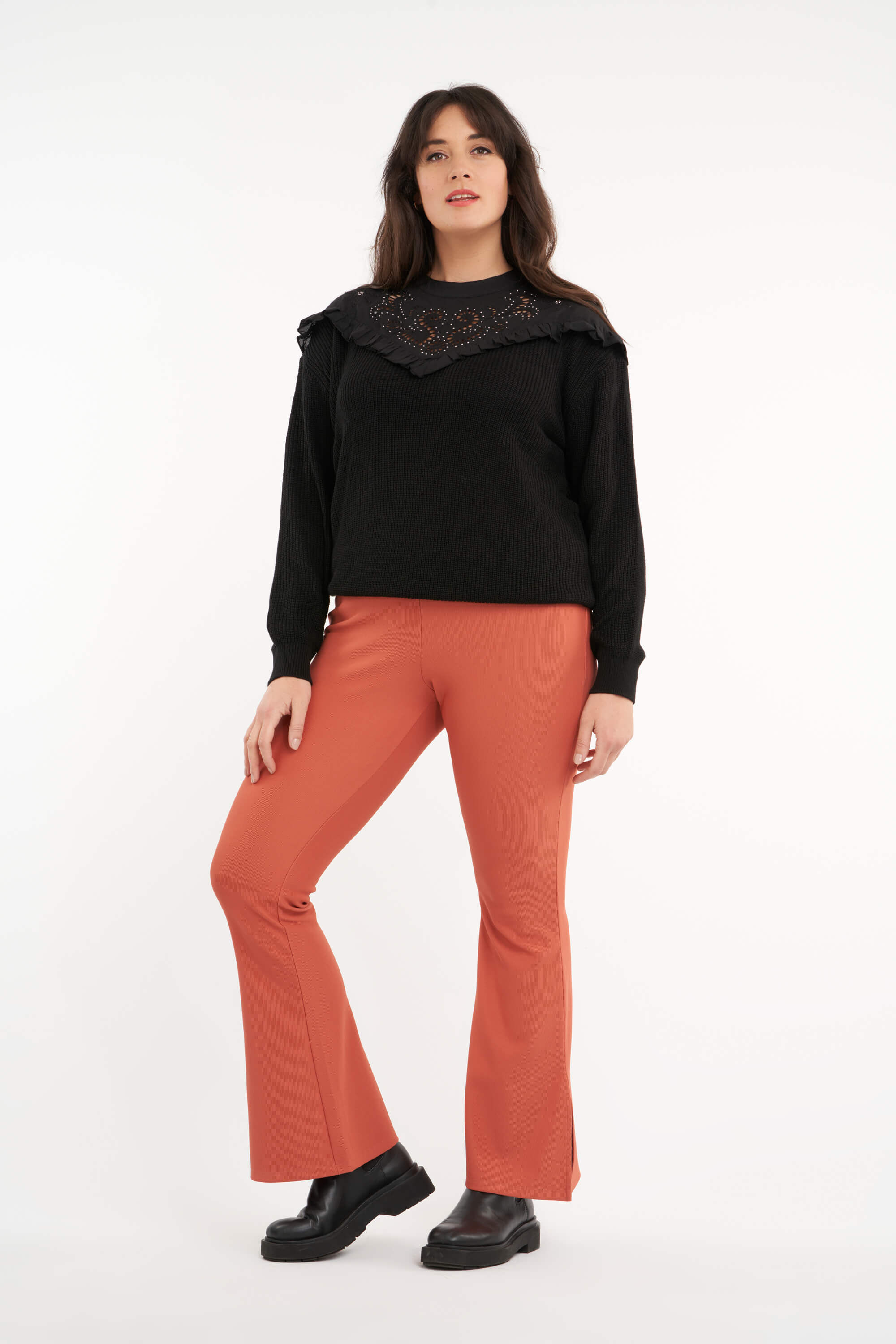 Leggings acampanados con aberturas image number 5