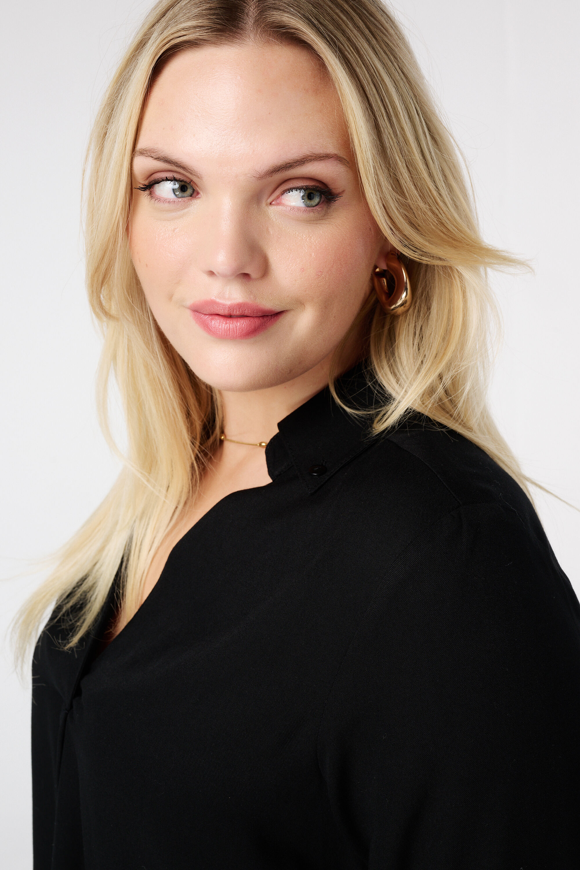 Blusa con mangas enrolladas image number 4